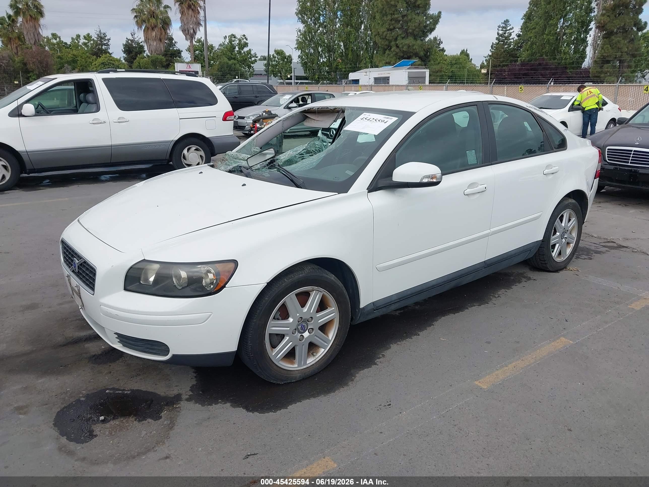 2007 Volvo S40 2.4i Белый vin: YV1MS390972268120
