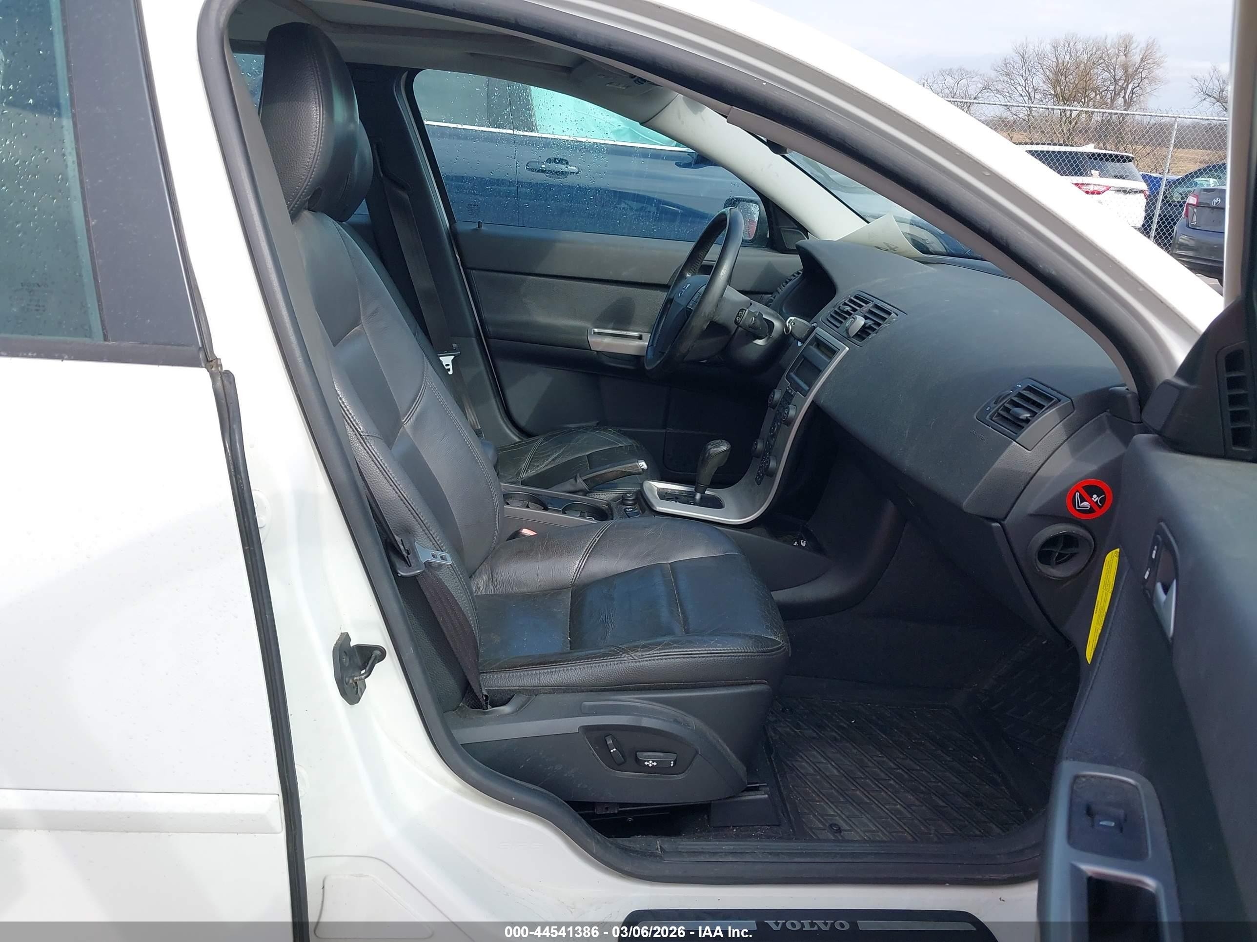 2005 Volvo V50 T5 White vin: YV1MW682552112386