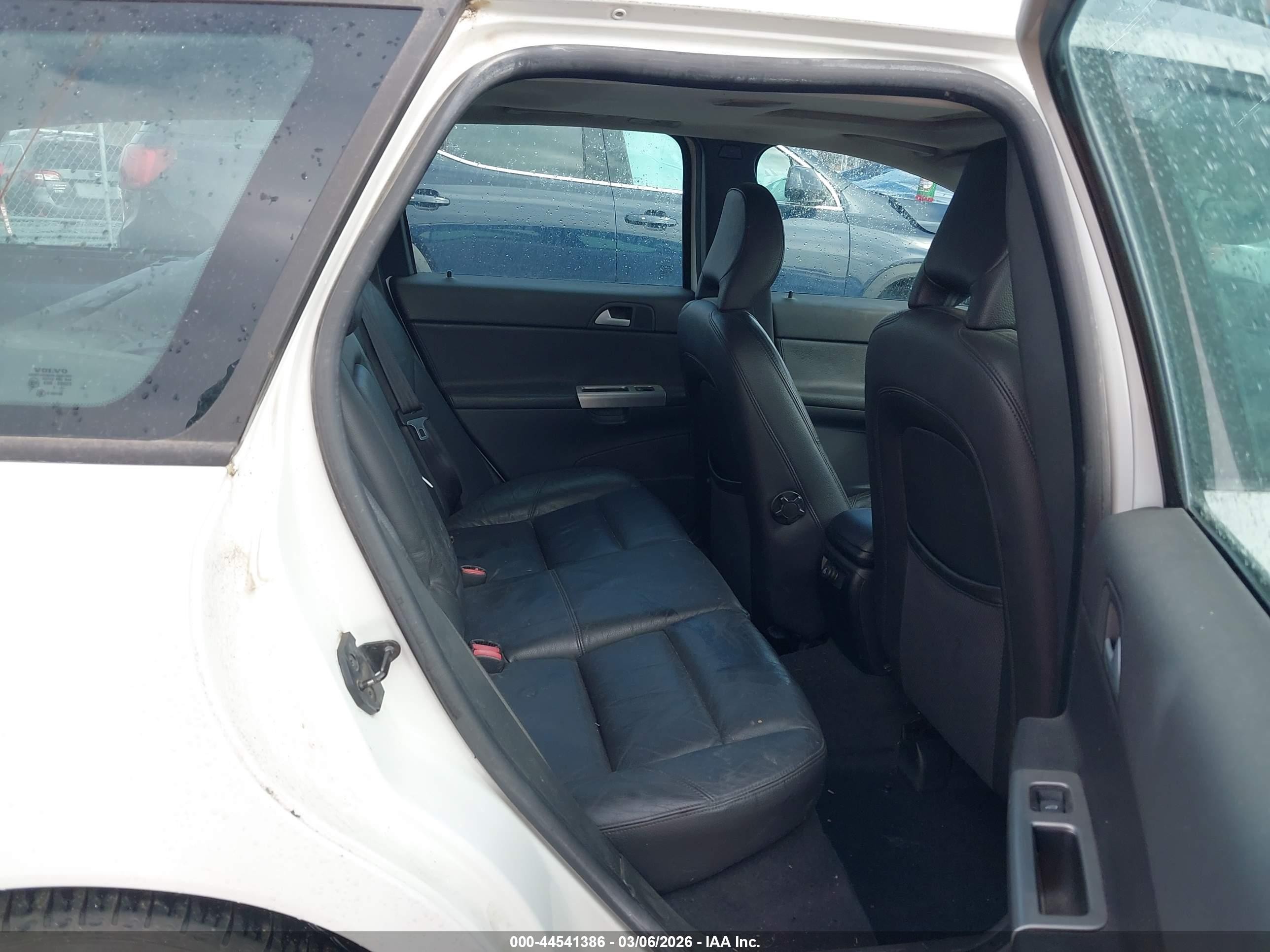 2005 Volvo V50 T5 White vin: YV1MW682552112386