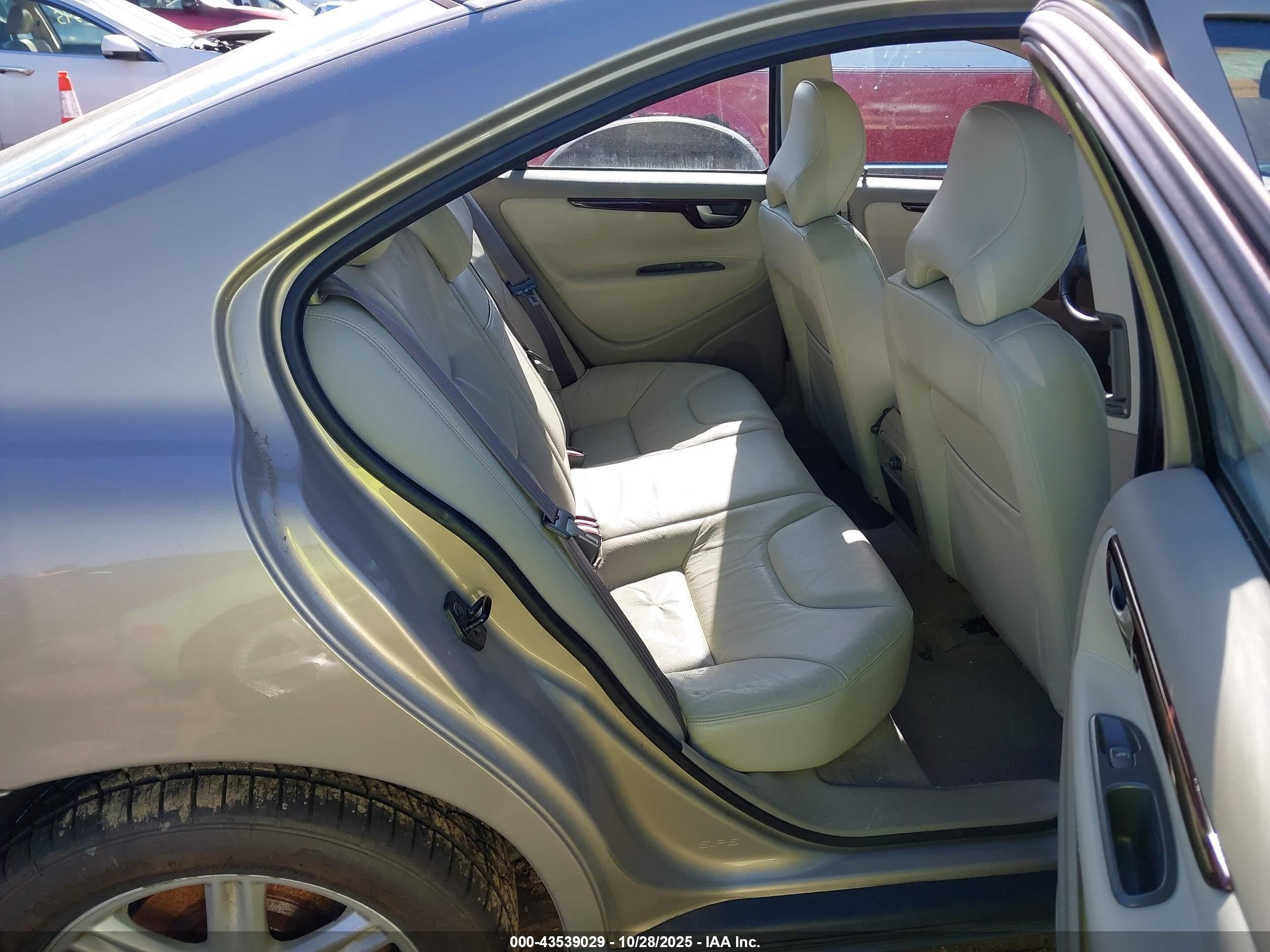 2002 Volvo S60 2.4t Желто-коричневый vin: YV1RS58D522130864
