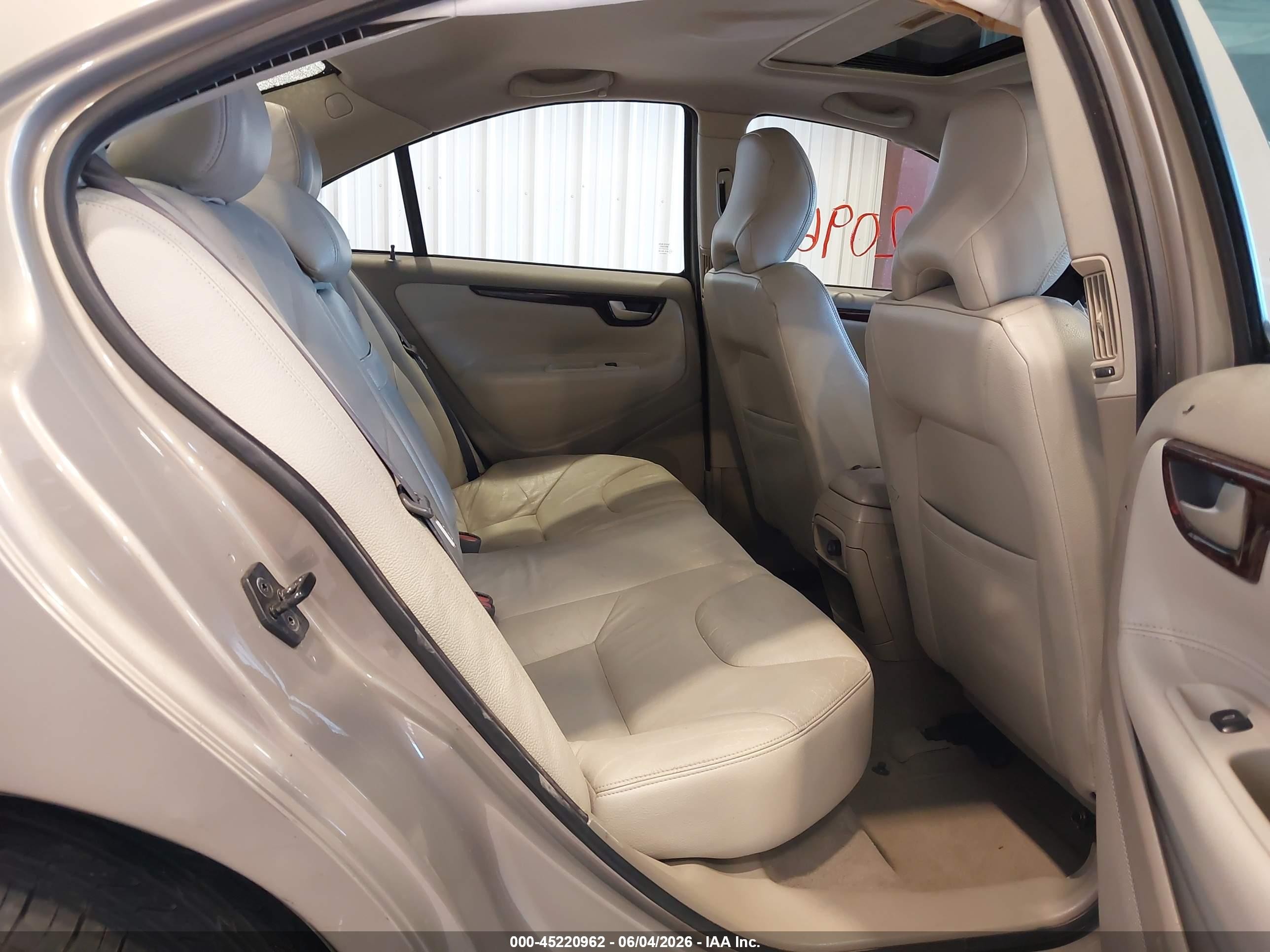 2004 Volvo S60 2.4 Beige vin: YV1RS64A942332420