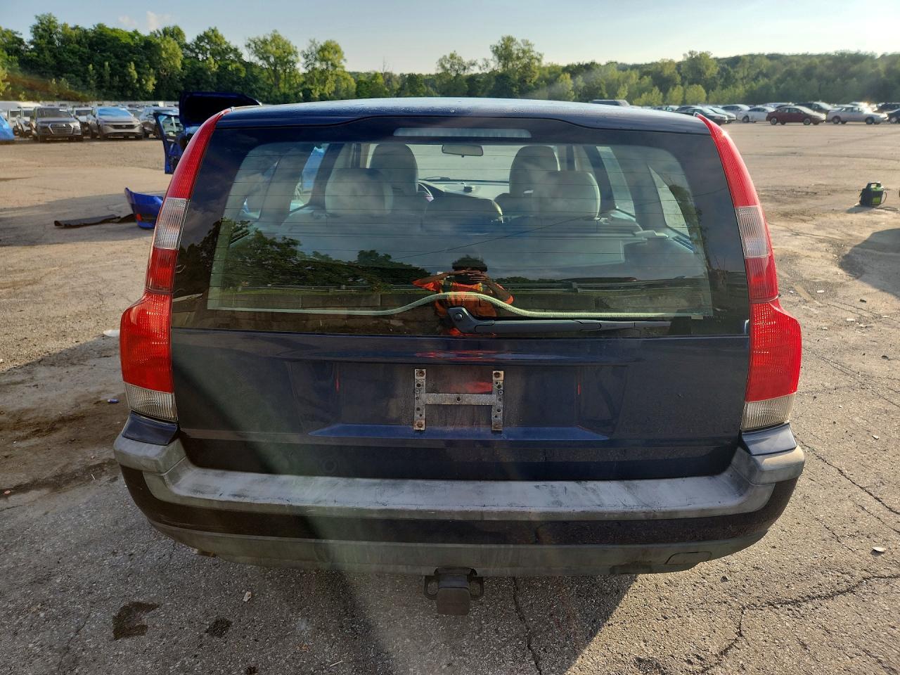 2004 Volvo V70 Fwd Blue vin: YV1SW59V242403646