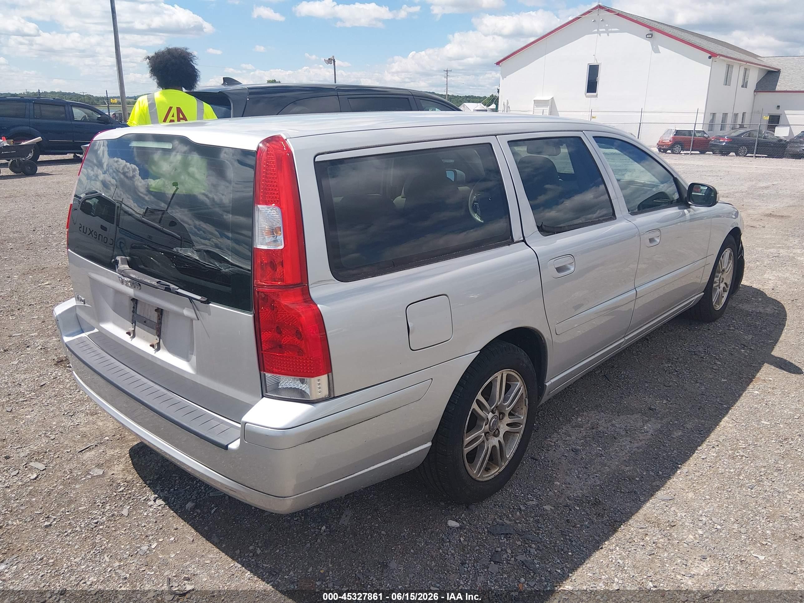2007 Volvo V70 2.4 Silver vin: YV1SW612572650980