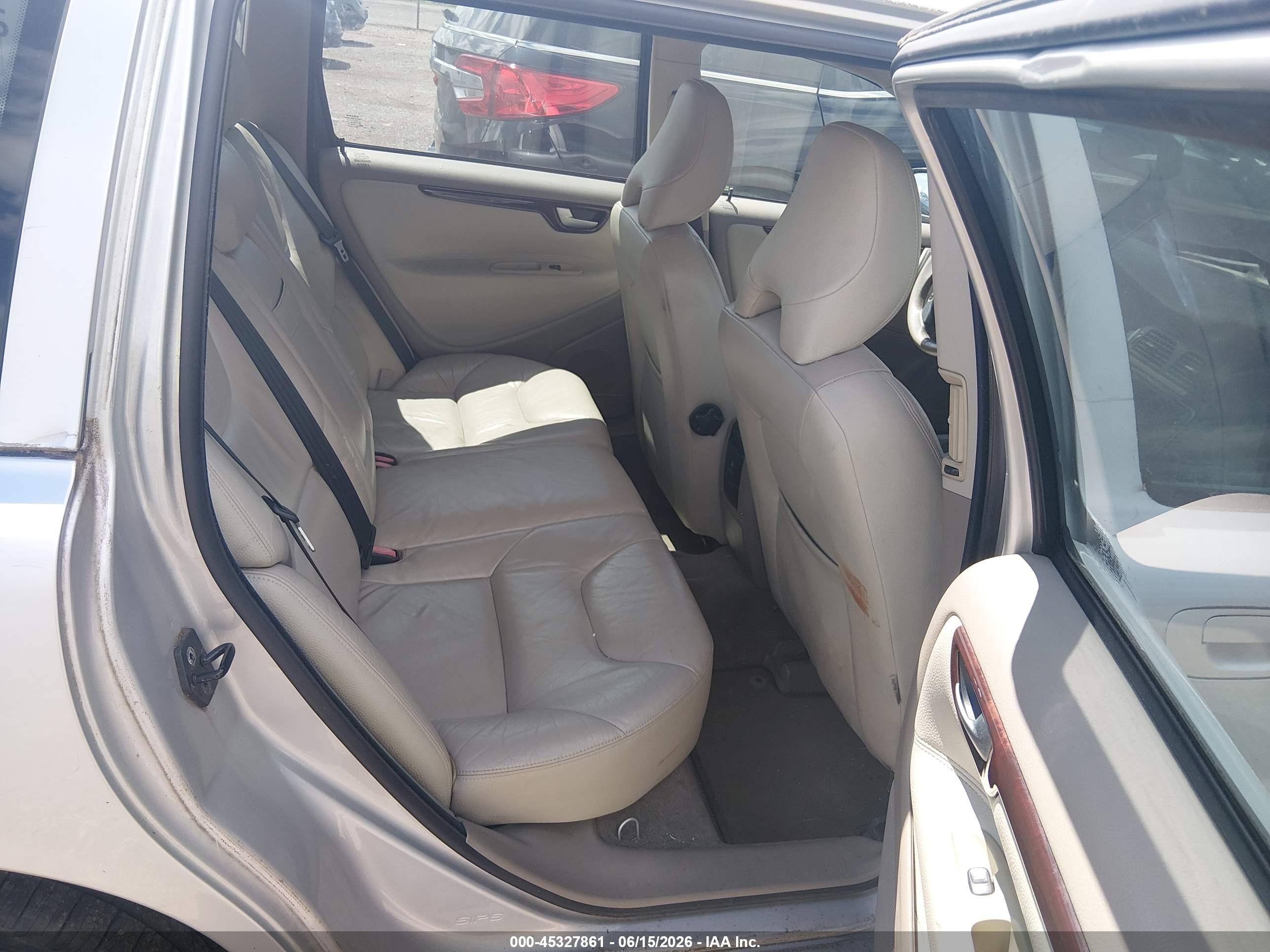 2007 Volvo V70 2.4 Silver vin: YV1SW612572650980