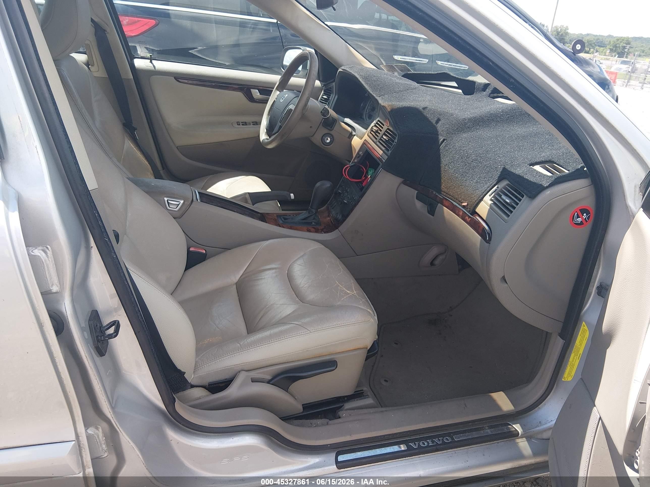 2007 Volvo V70 2.4 Silver vin: YV1SW612572650980