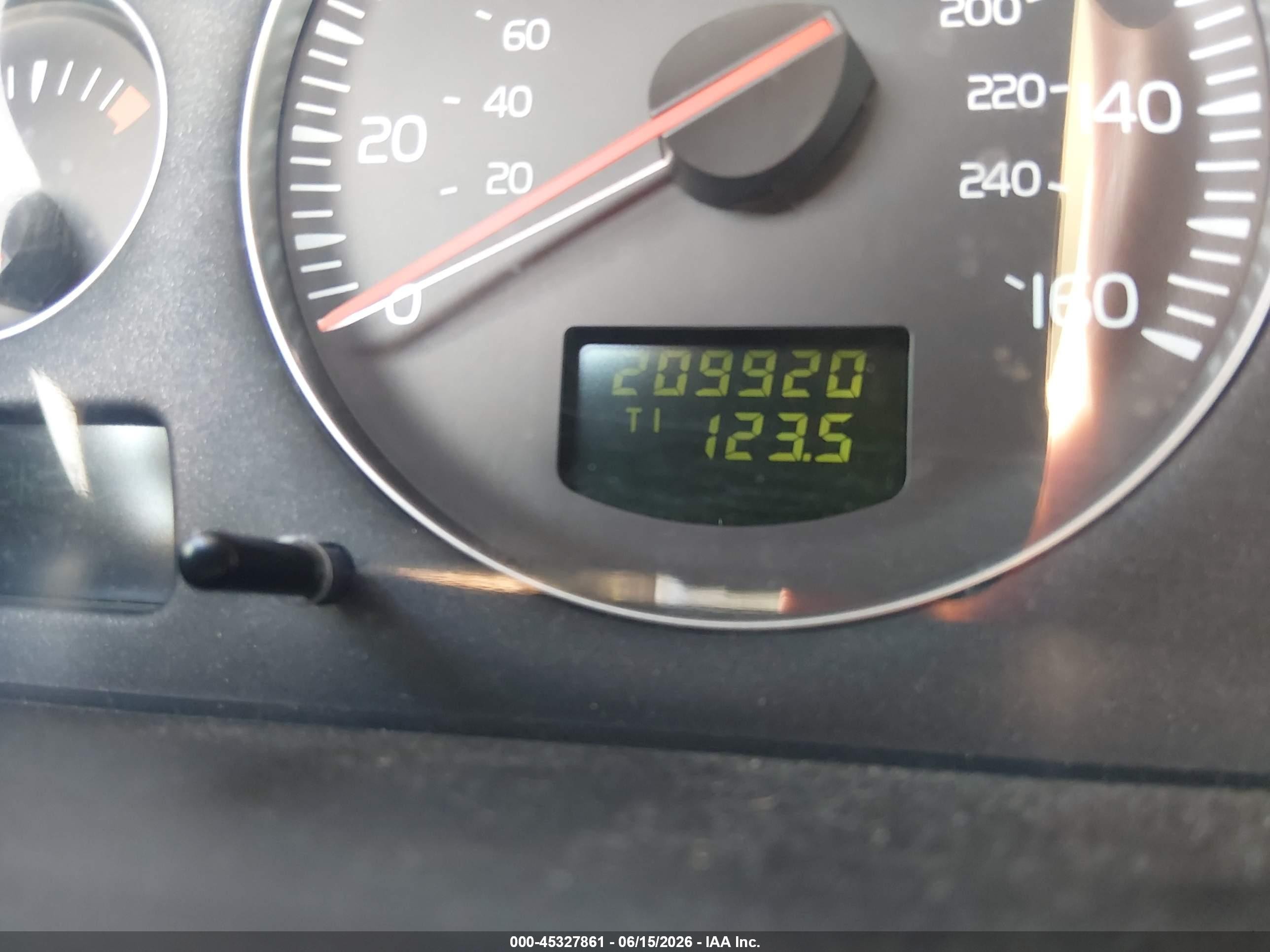 2007 Volvo V70 2.4 Silver vin: YV1SW612572650980