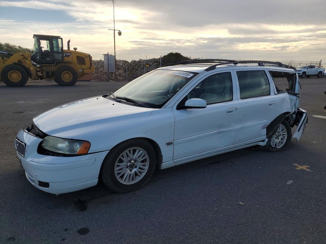 2005 Volvo V70 White vin: YV1SW612X52513093