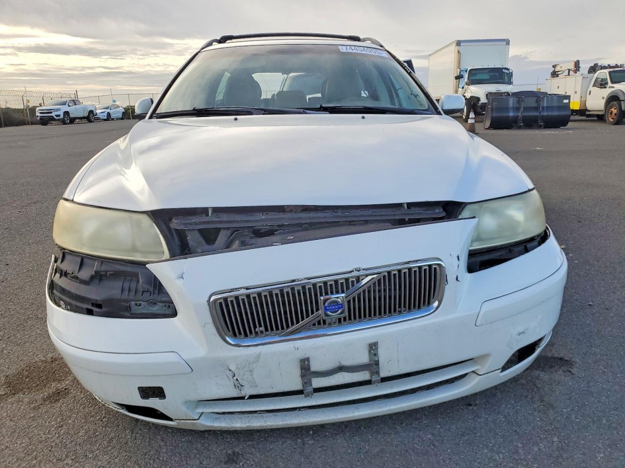 2005 Volvo V70 White vin: YV1SW612X52513093