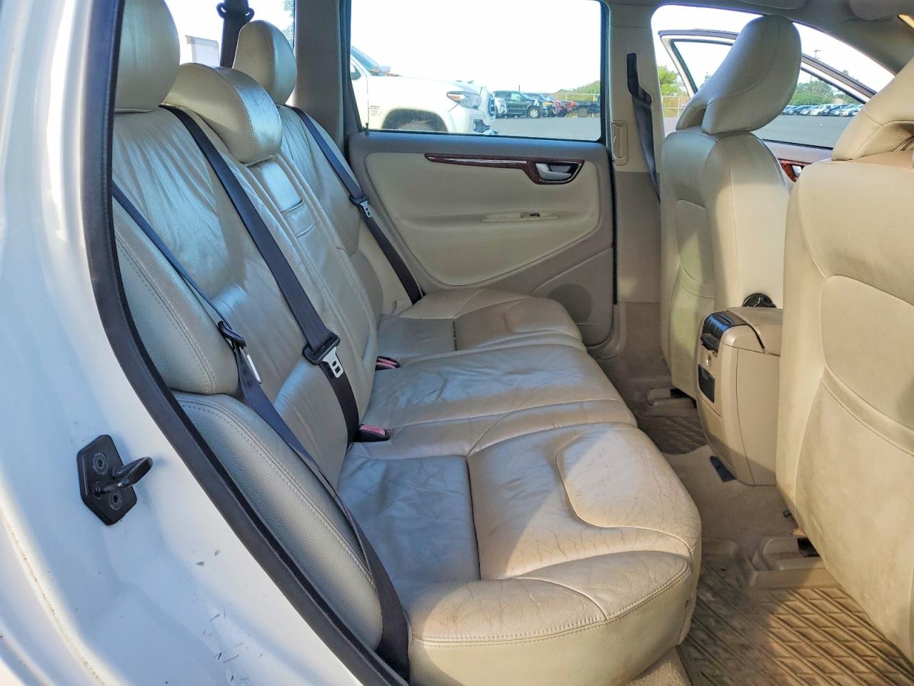 2005 Volvo V70 White vin: YV1SW612X52513093