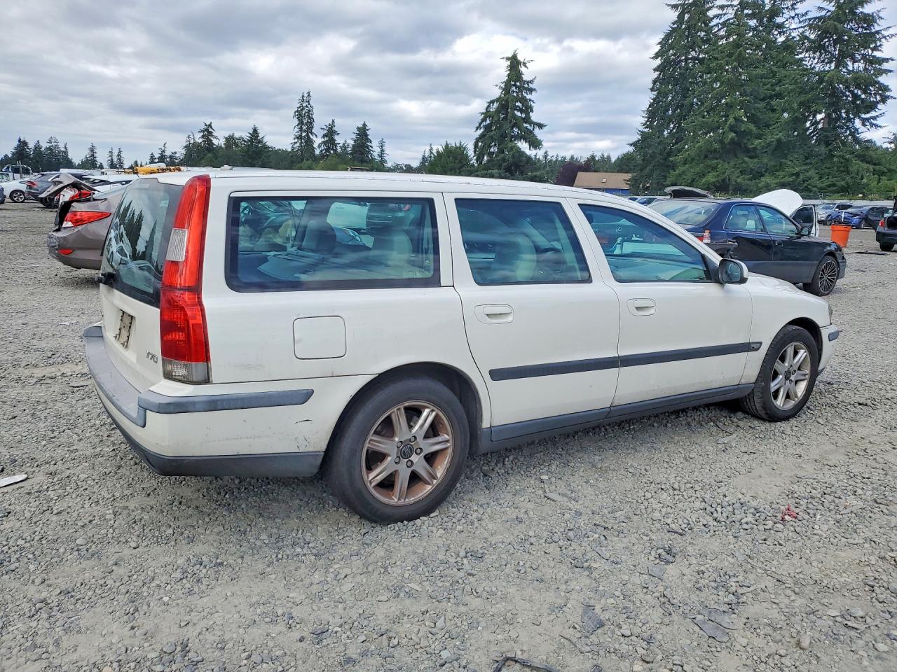 2002 Volvo V70 White vin: YV1SW61R122240800