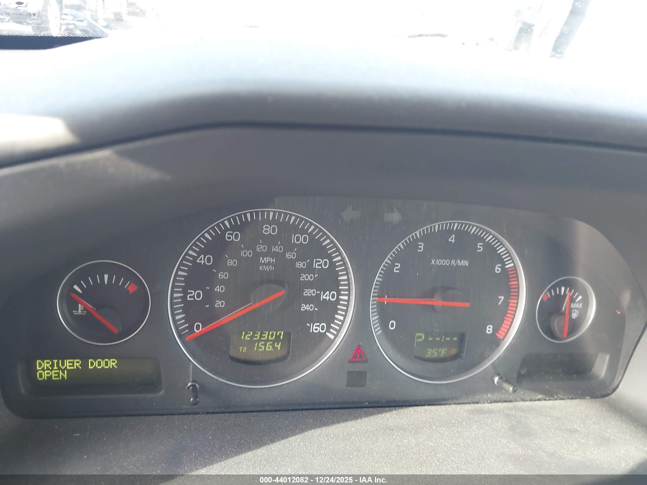 2002 Volvo V70 2.4 Серебряный vin: YV1SW61R221197073