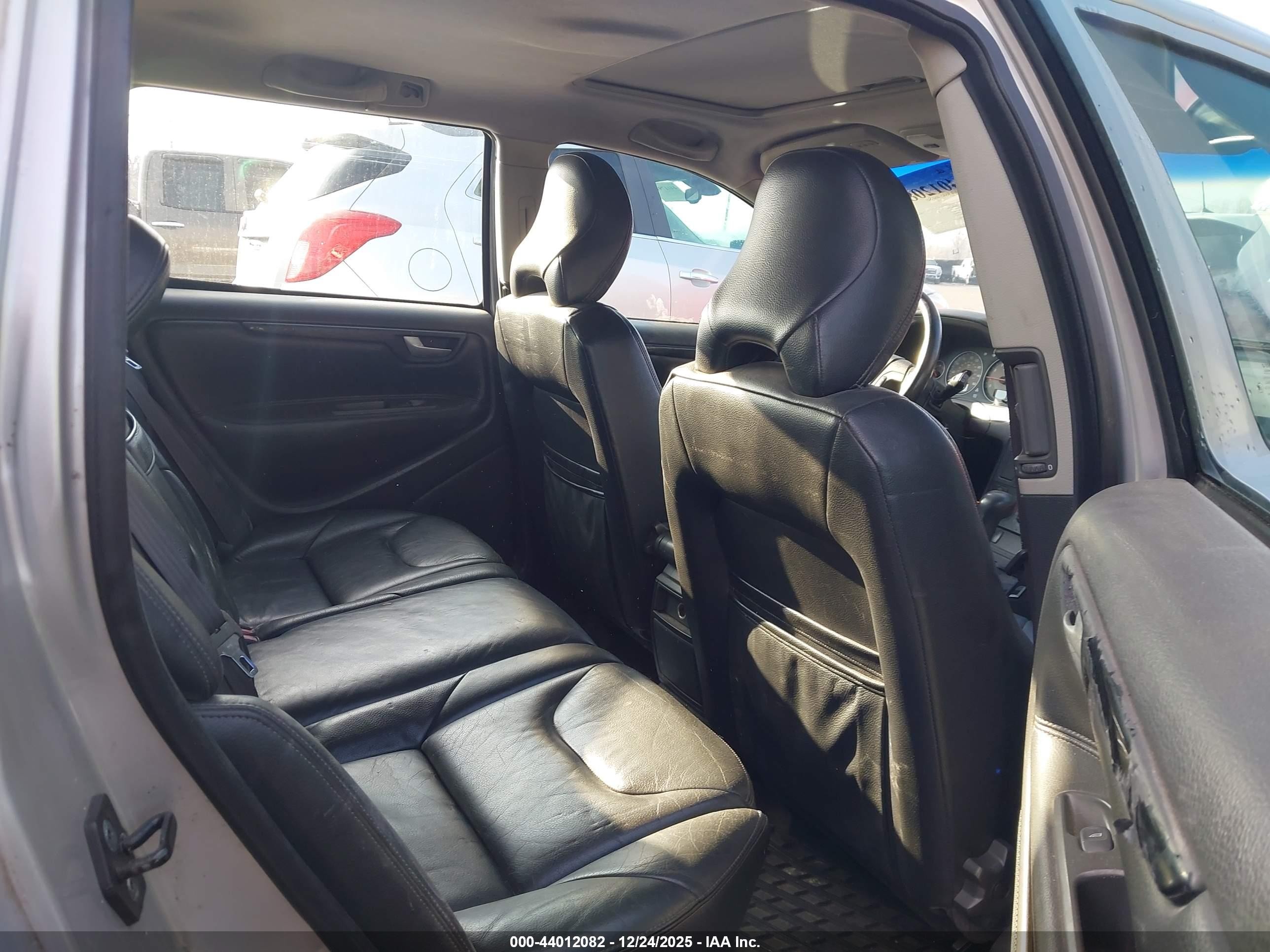 2002 Volvo V70 2.4 Серебряный vin: YV1SW61R221197073