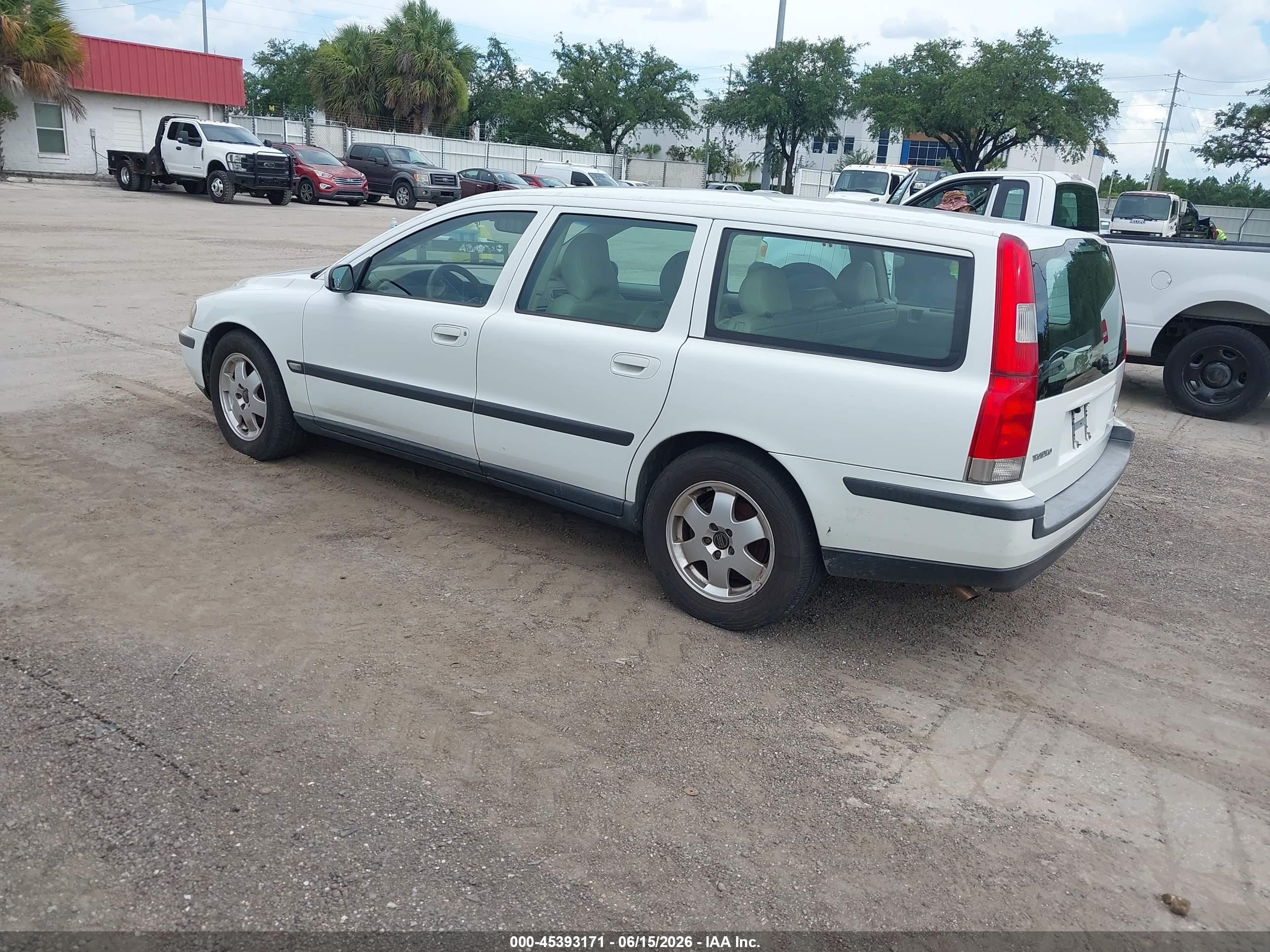 2004 Volvo V70 2.4 White vin: YV1SW61T442409674