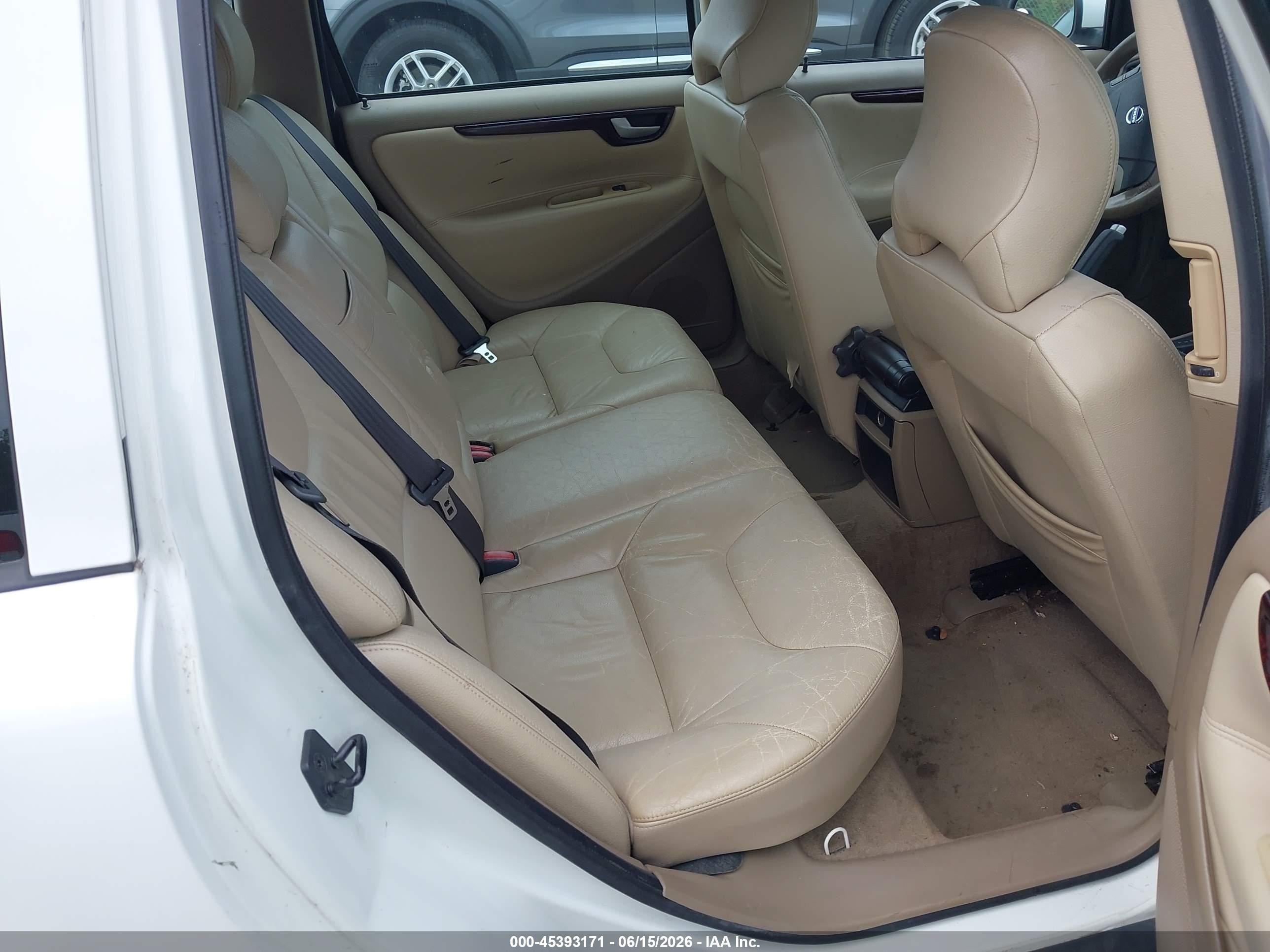 2004 Volvo V70 2.4 White vin: YV1SW61T442409674