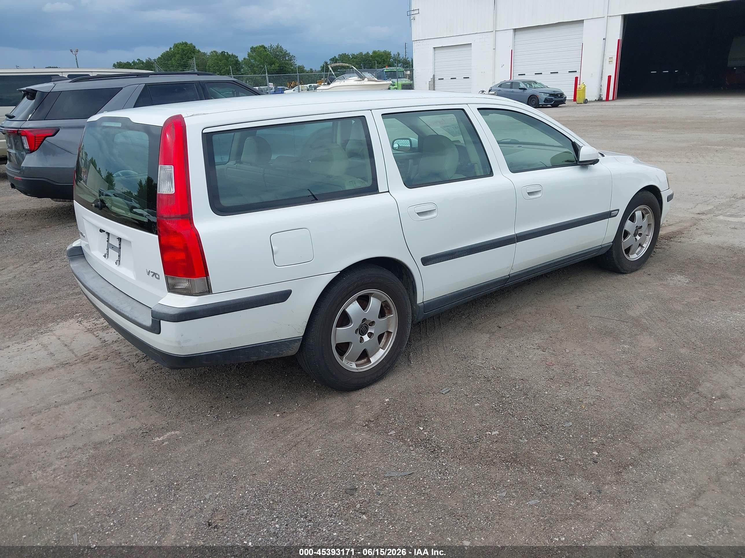 2004 Volvo V70 2.4 White vin: YV1SW61T442409674