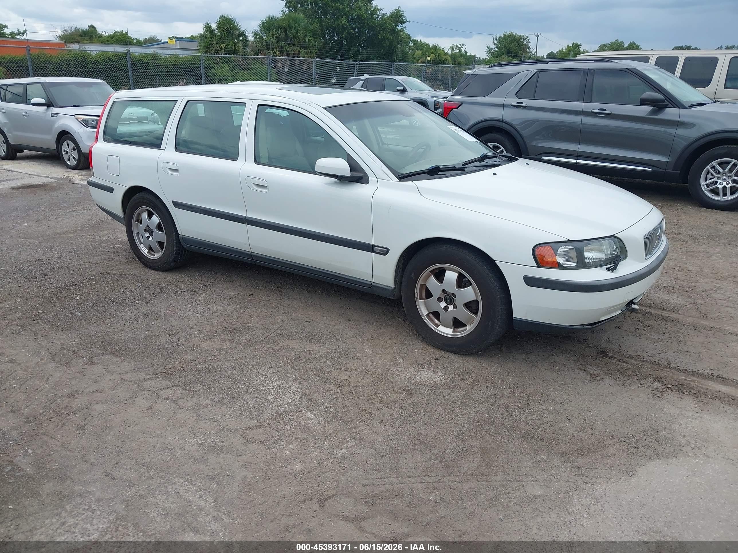 2004 Volvo V70 2.4 White vin: YV1SW61T442409674