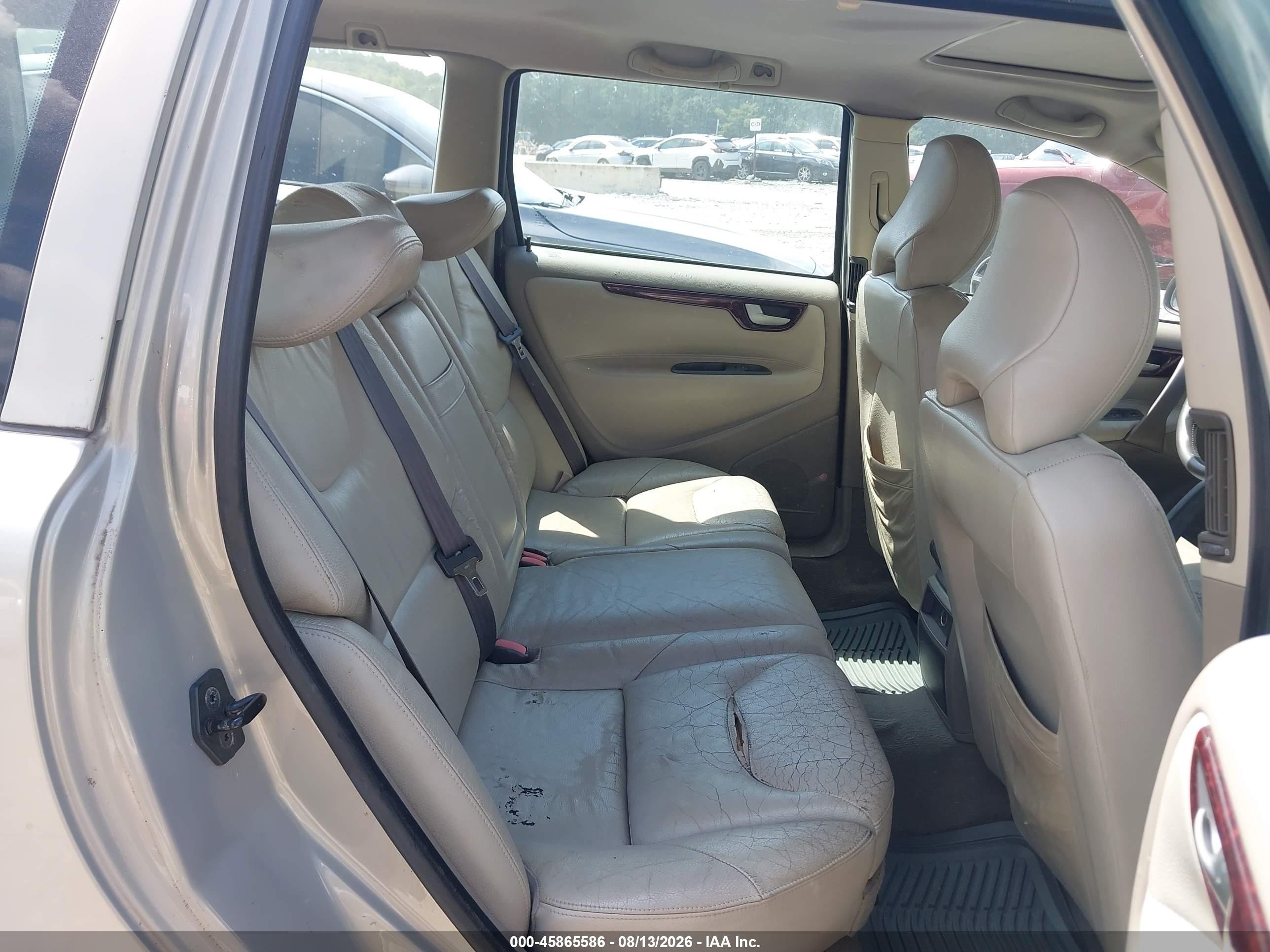 2003 Volvo V70 2.4l Beige vin: YV1SW61T532331923
