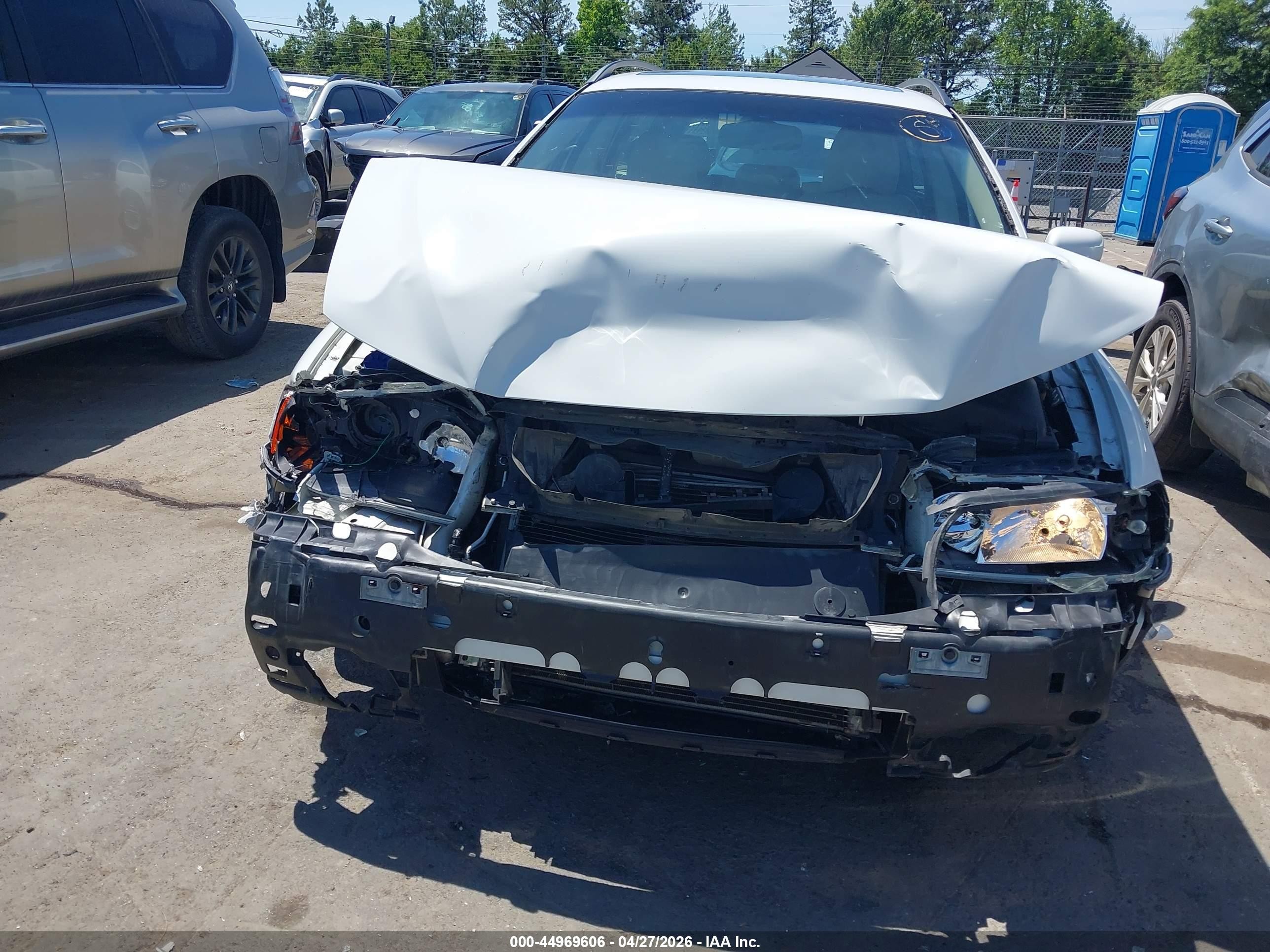 2004 Volvo V70 2.4 White vin: YV1SW61T742379408
