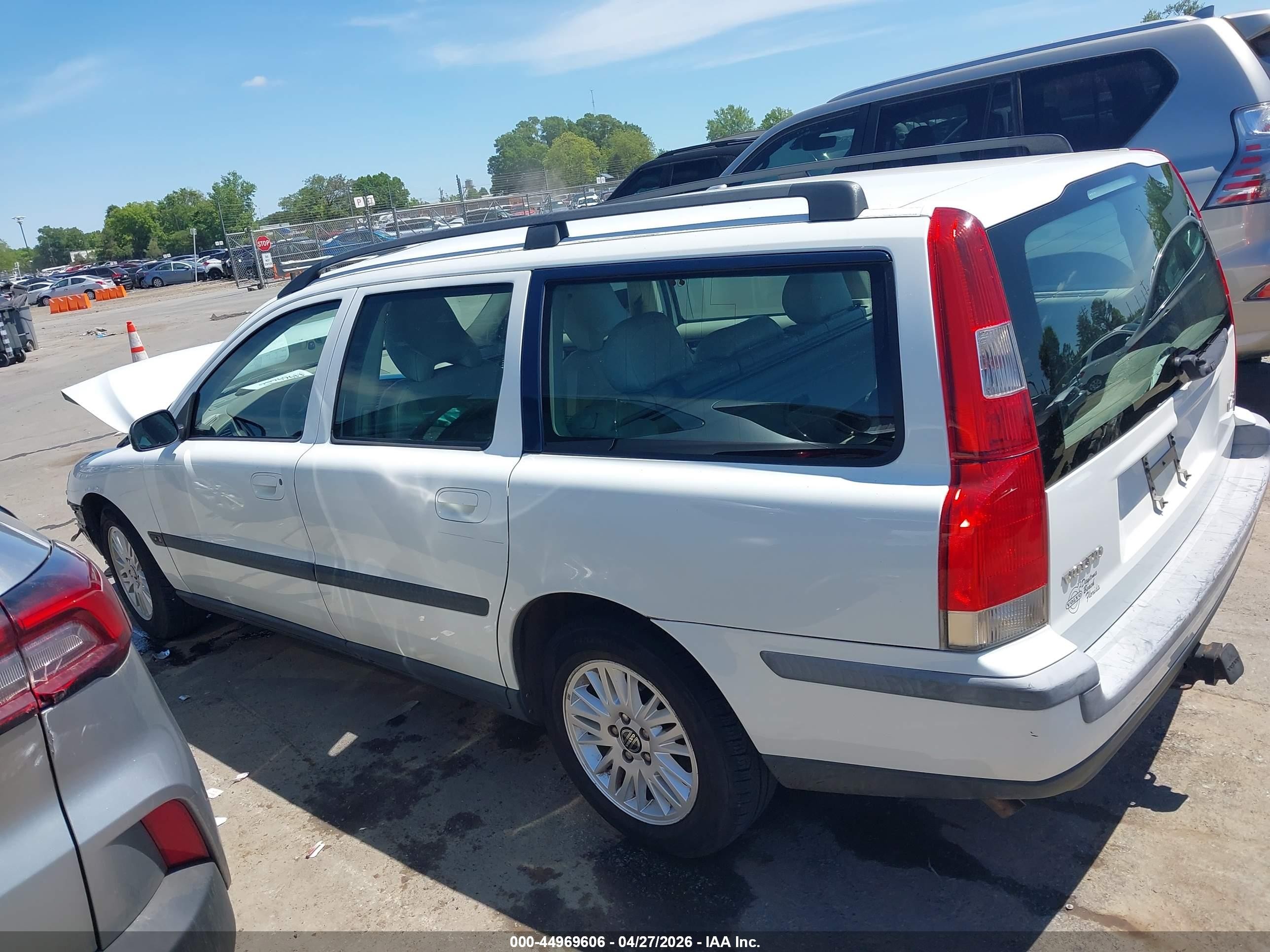 2004 Volvo V70 2.4 White vin: YV1SW61T742379408