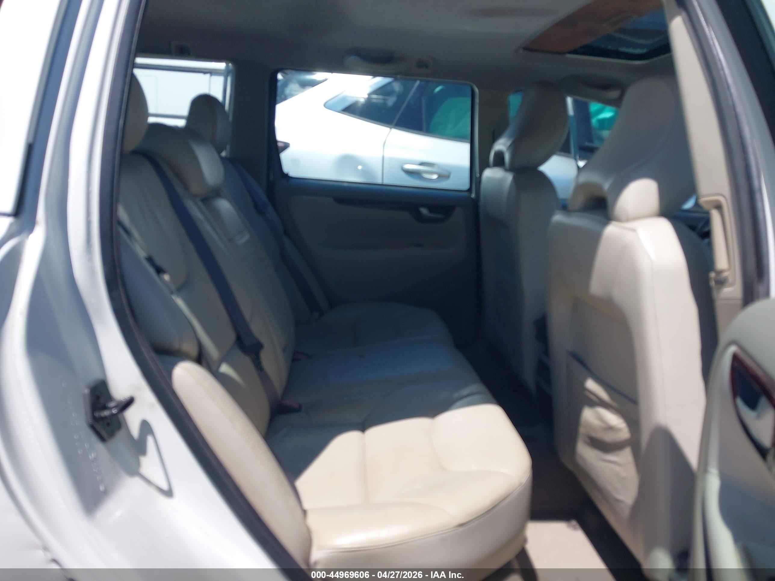2004 Volvo V70 2.4 White vin: YV1SW61T742379408