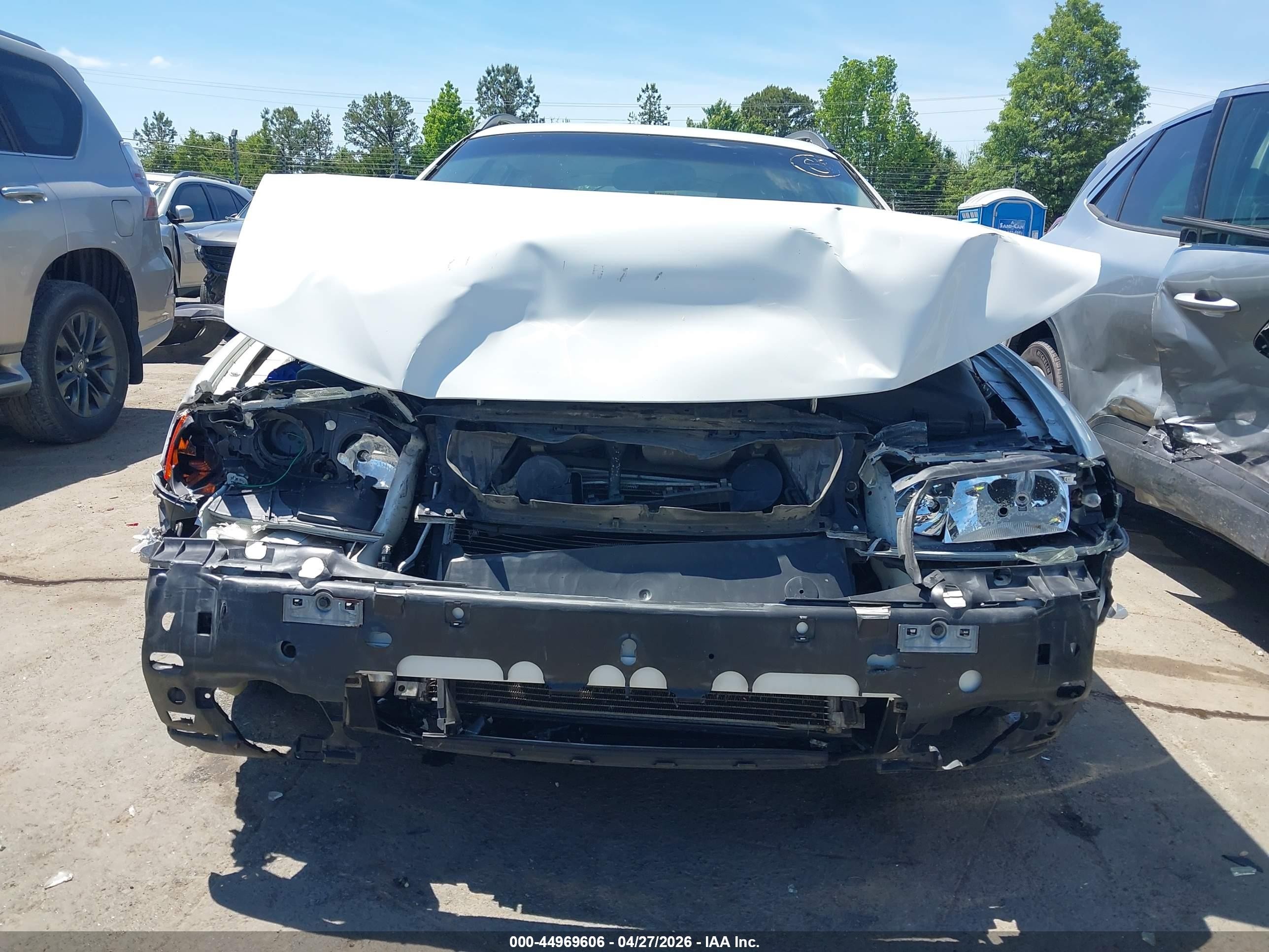 2004 Volvo V70 2.4 White vin: YV1SW61T742379408