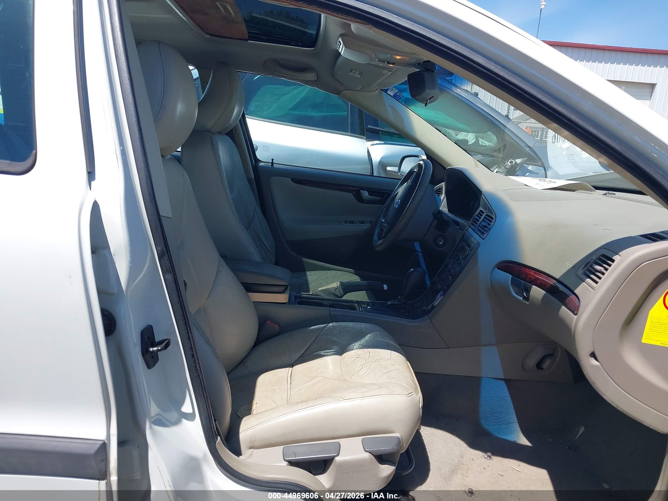 2004 Volvo V70 2.4 White vin: YV1SW61T742379408