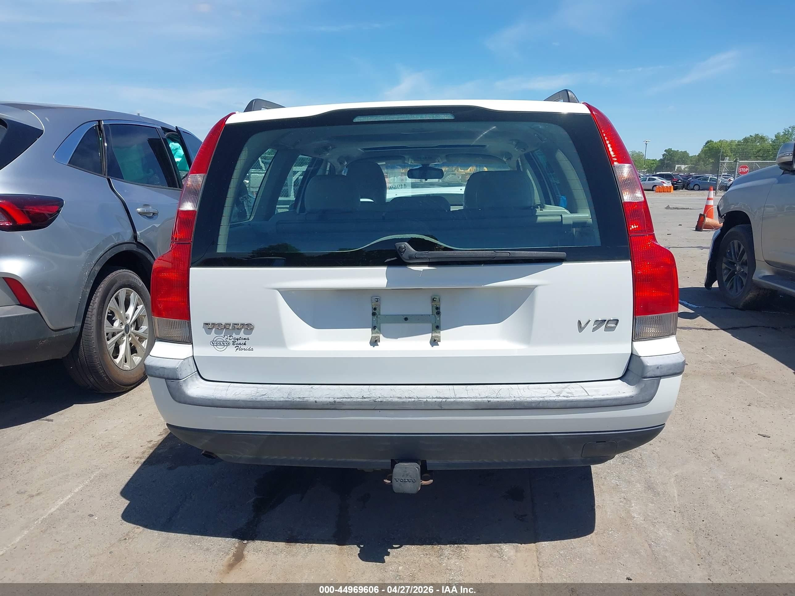 2004 Volvo V70 2.4 White vin: YV1SW61T742379408