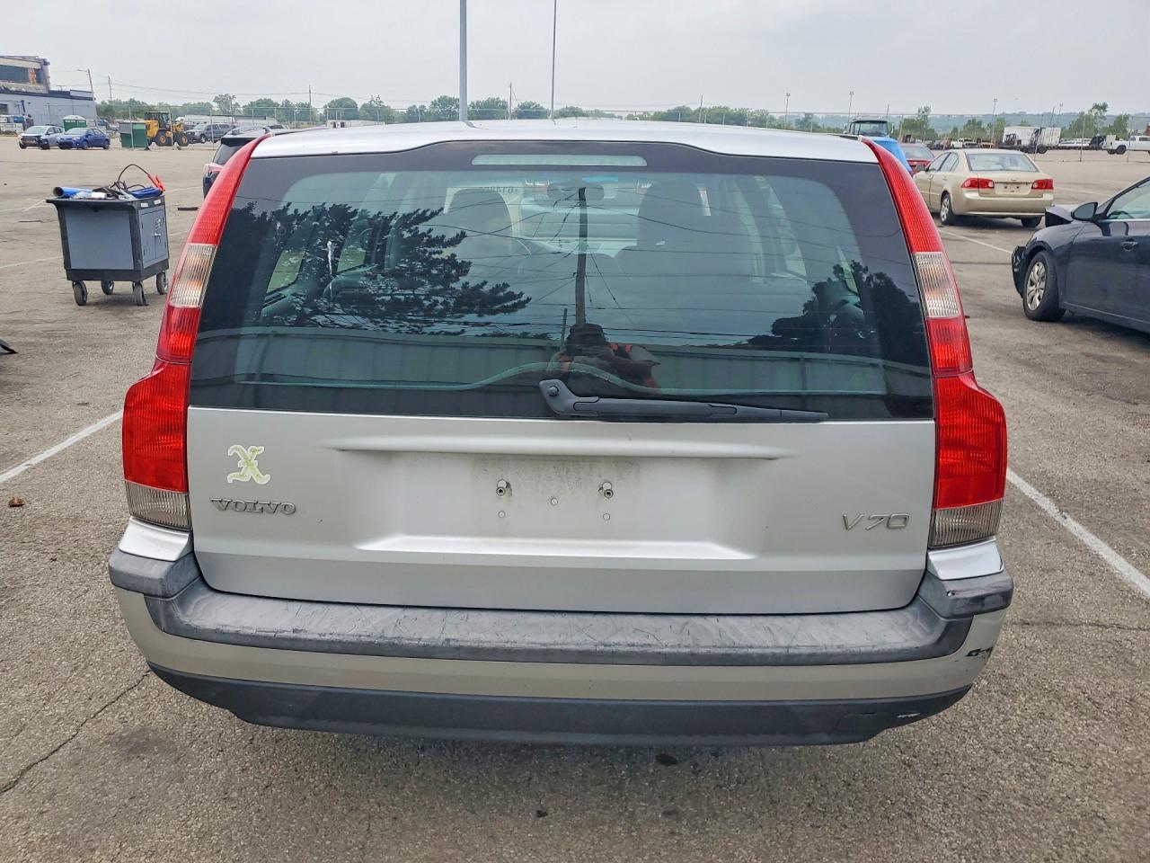2004 Volvo V70 Silver vin: YV1SW61T742399884