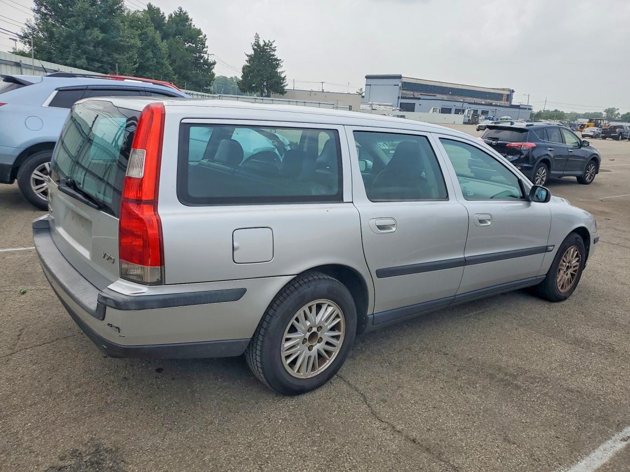 2004 Volvo V70 Silver vin: YV1SW61T742399884