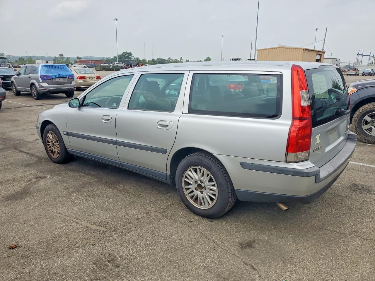 2004 Volvo V70 Silver vin: YV1SW61T742399884
