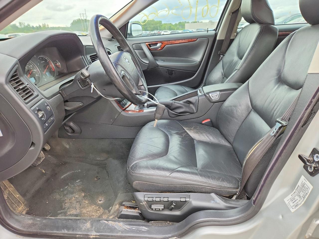 2005 Volvo V70 Серебряный vin: YV1SW640252514555