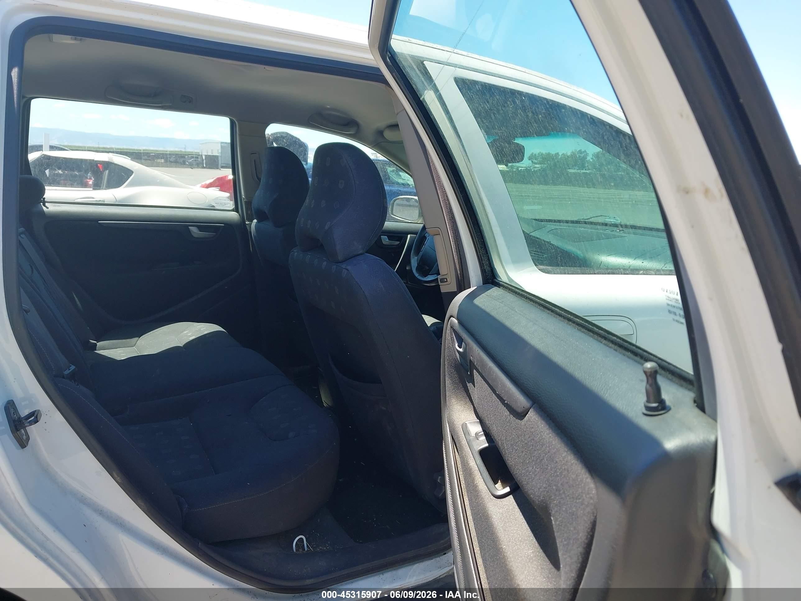 2004 Volvo V70 2.4 White vin: YV1SW64A142362596
