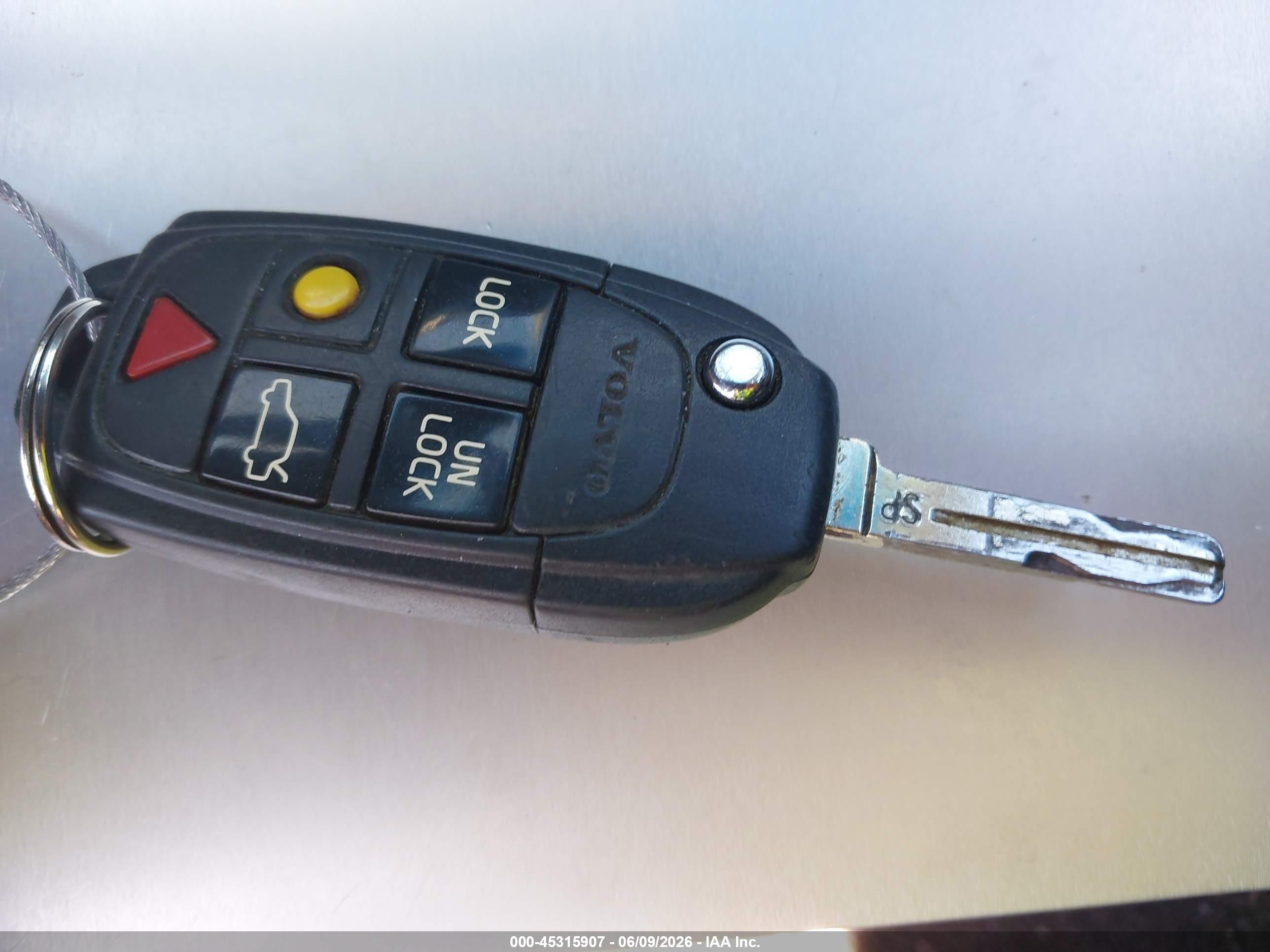 2004 Volvo V70 2.4 White vin: YV1SW64A142362596