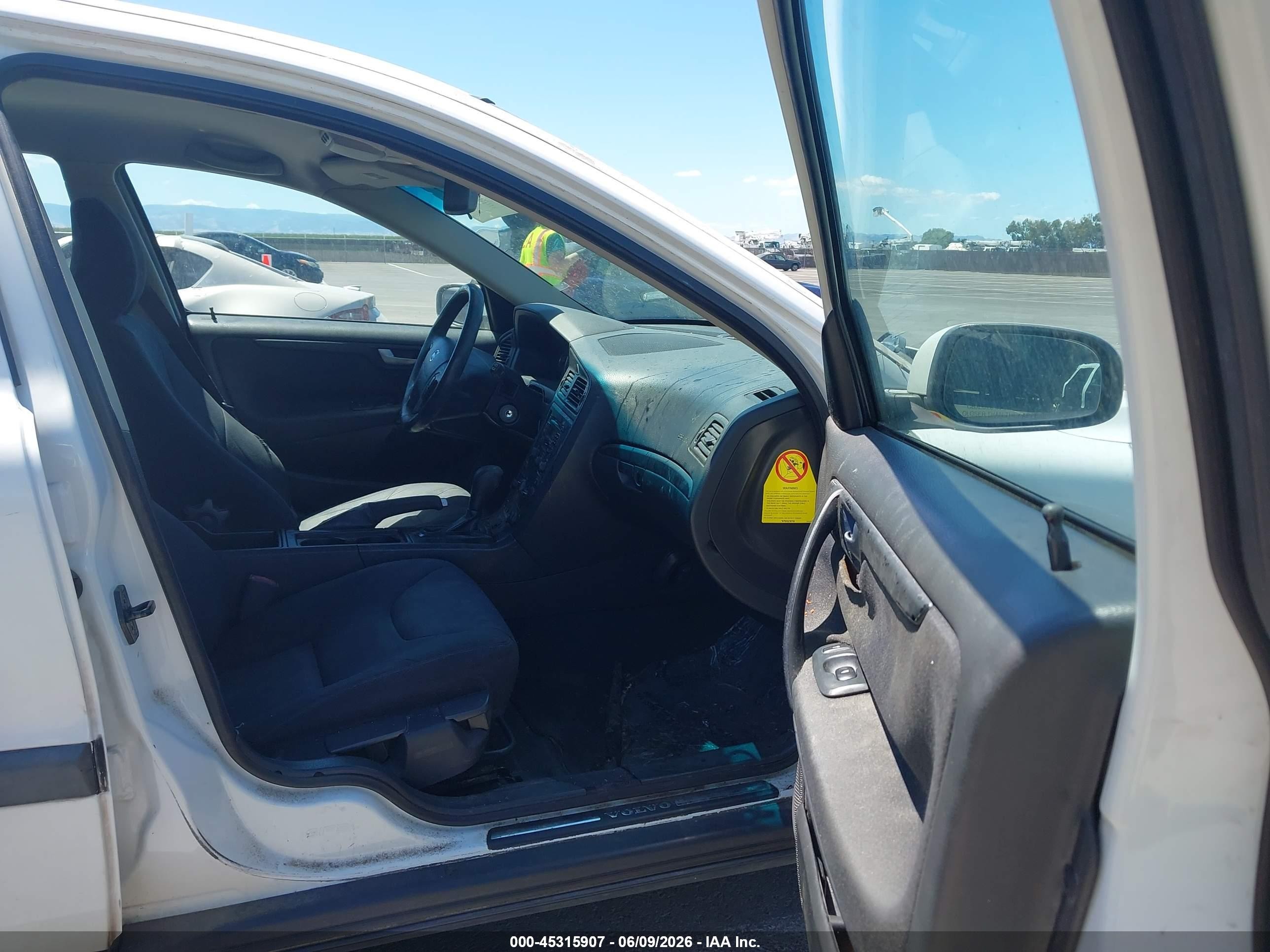 2004 Volvo V70 2.4 White vin: YV1SW64A142362596
