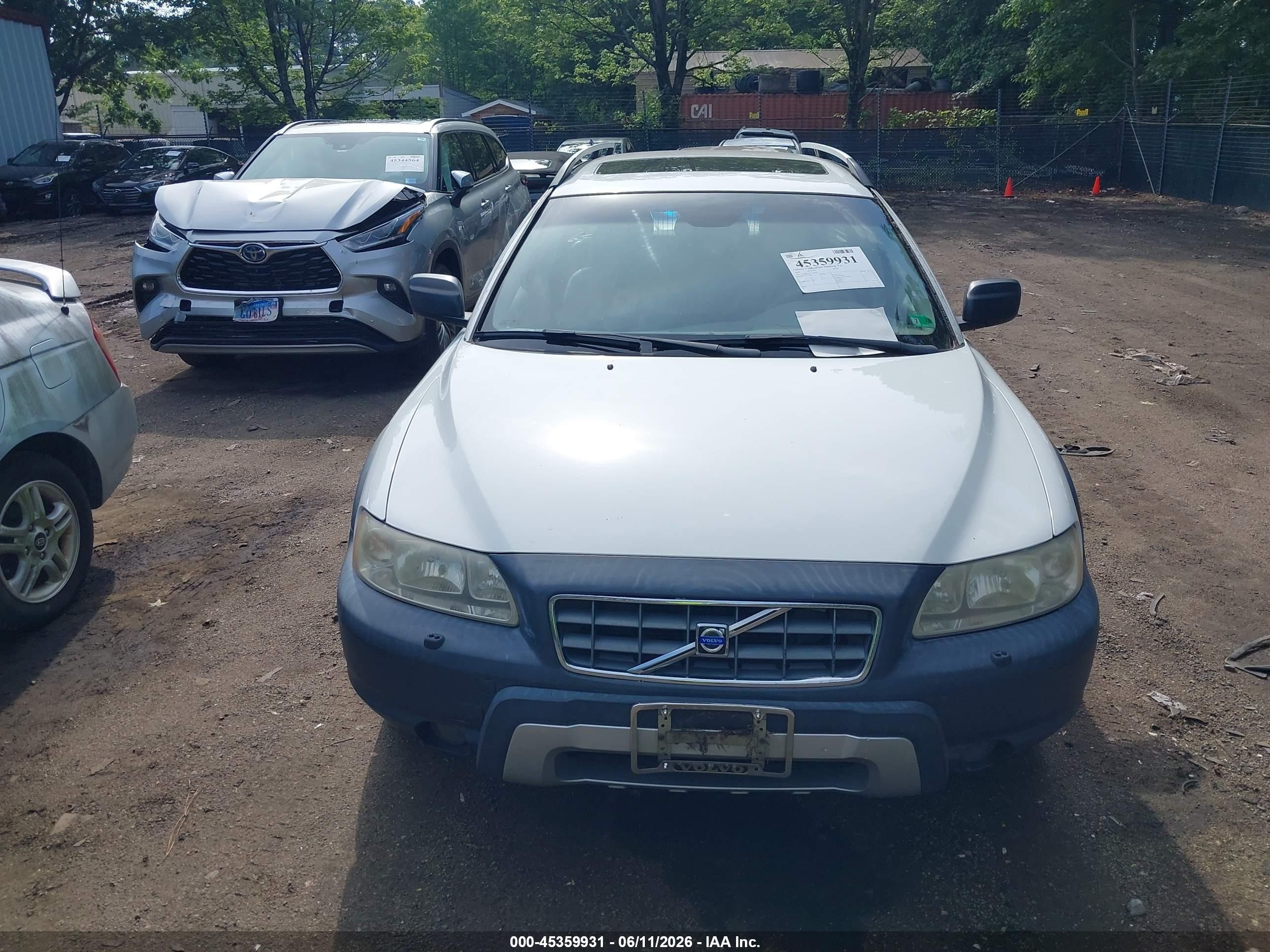 2005 Volvo Xc70   White vin: YV1SZ592351191103