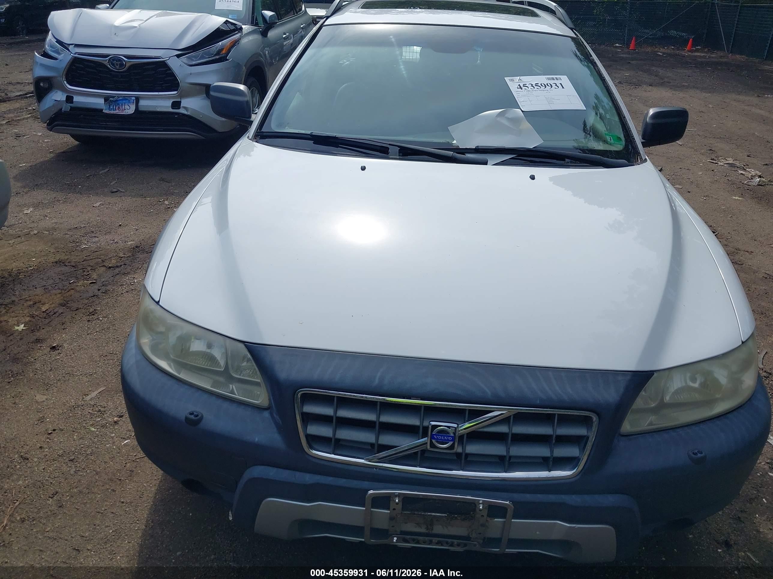 2005 Volvo Xc70   White vin: YV1SZ592351191103