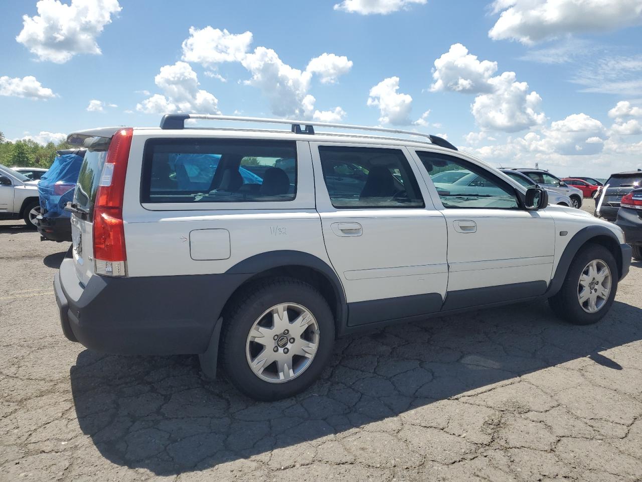 2005 Volvo Xc70 White vin: YV1SZ592351202701