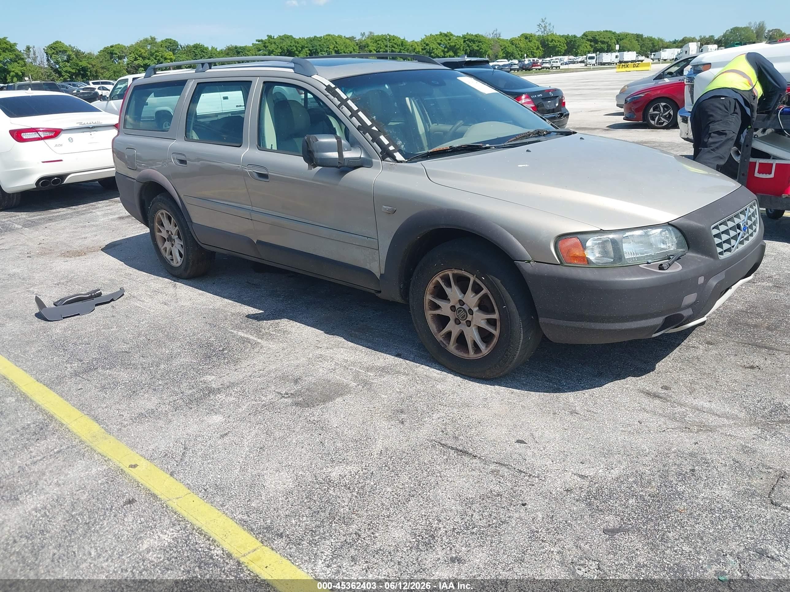 2004 Volvo Xc70 2.5t Gold vin: YV1SZ59H741157314