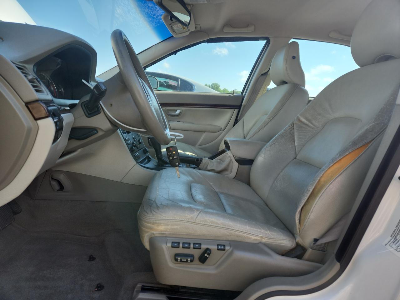 2005 Volvo S80 2.5t White vin: YV1TS592951390875 Damage: Left Front Seat Bolster, Torn, > 12 Inches