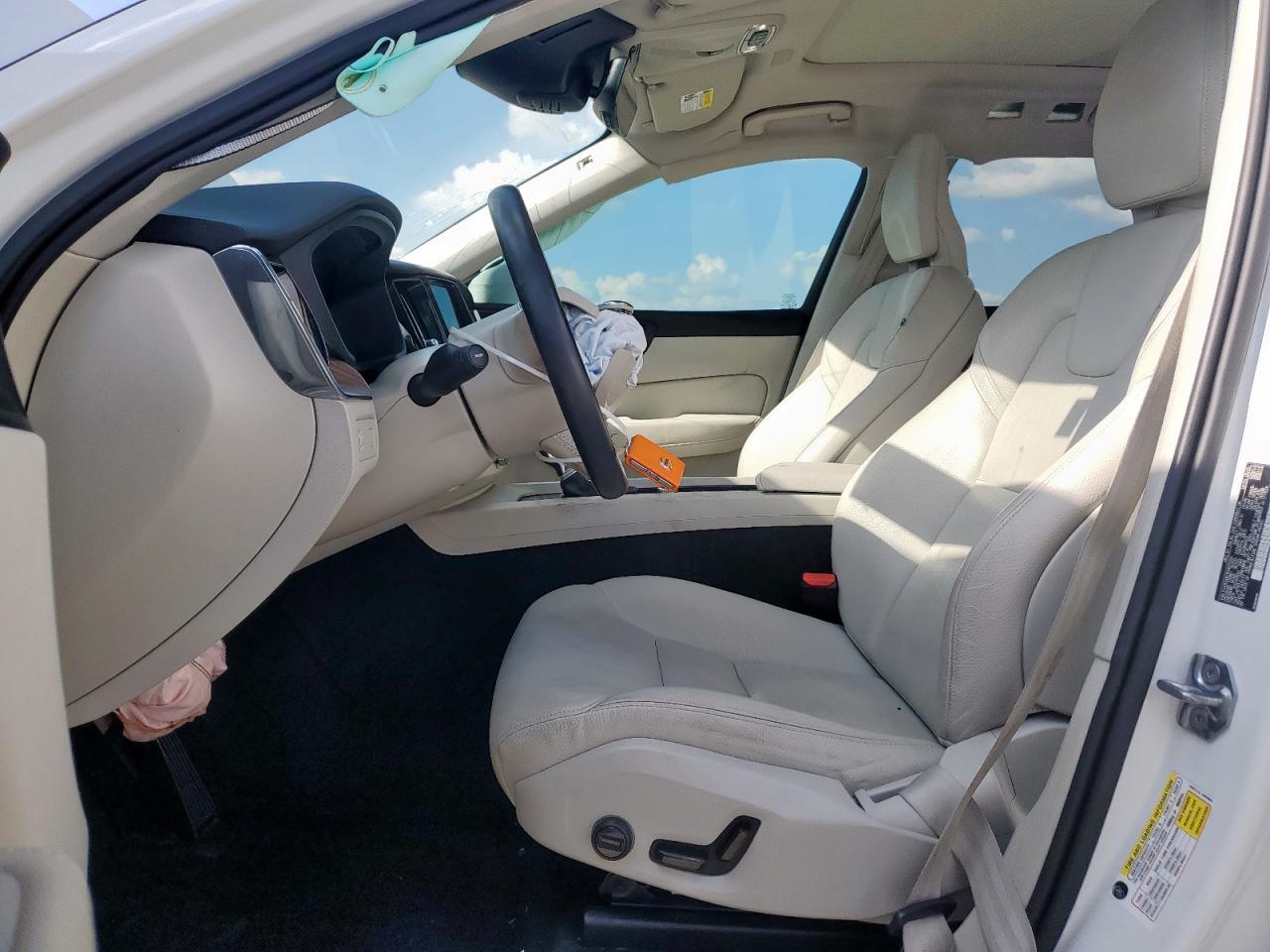 2021 Volvo Xc60 T5 Momentum White vin: YV4102DK3M1675334