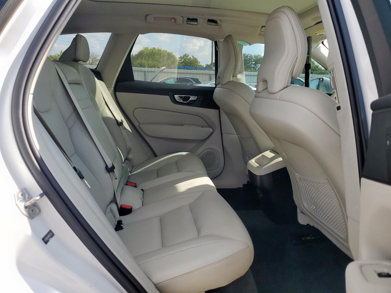 2021 Volvo Xc60 T5 Momentum White vin: YV4102DK3M1675334