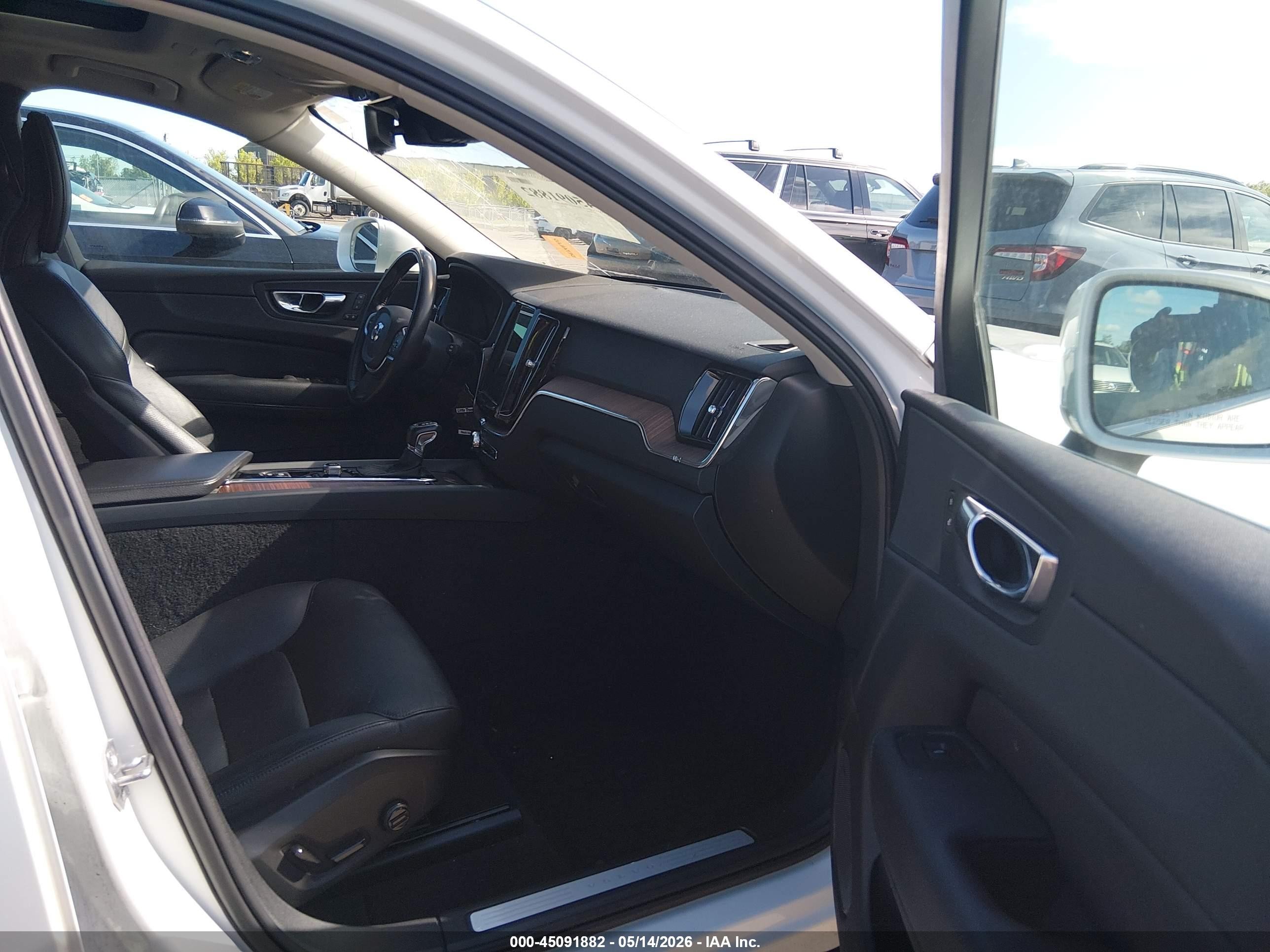 2021 Volvo Xc60 T5 Momentum White vin: YV4102RK1M1696269