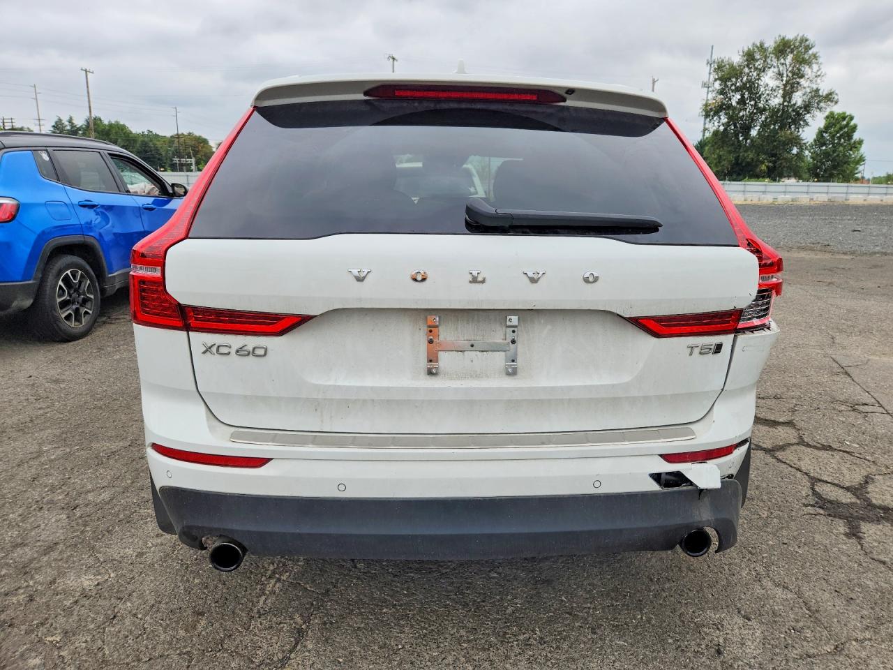 2021 Volvo Xc60 T5 Momentum White vin: YV4102RK4M1850716