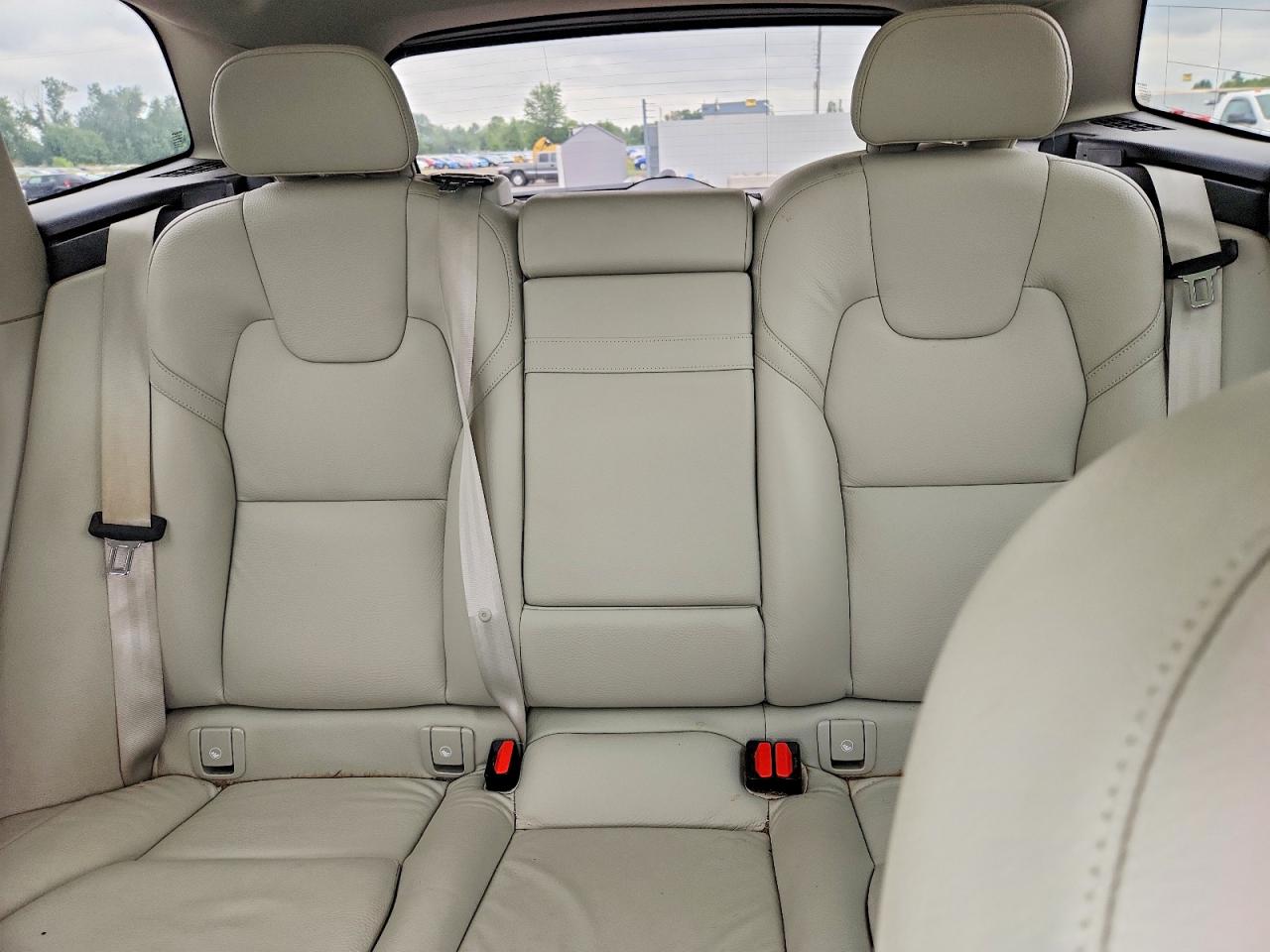 2021 Volvo Xc60 T5 Momentum White vin: YV4102RK4M1850716