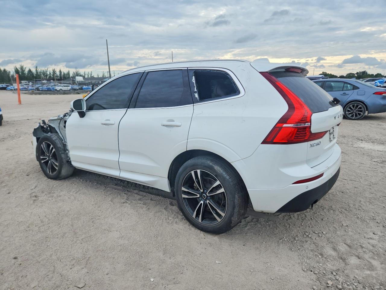 2021 Volvo Xc60 T5 Momentum Белый vin: YV4102RK8M1793730
