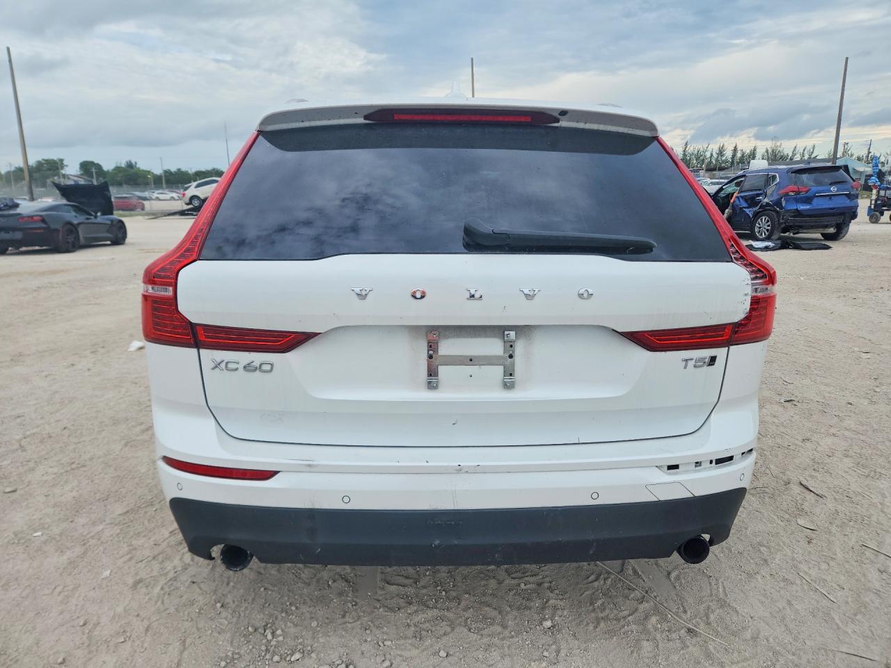 2021 Volvo Xc60 T5 Momentum Белый vin: YV4102RK8M1793730