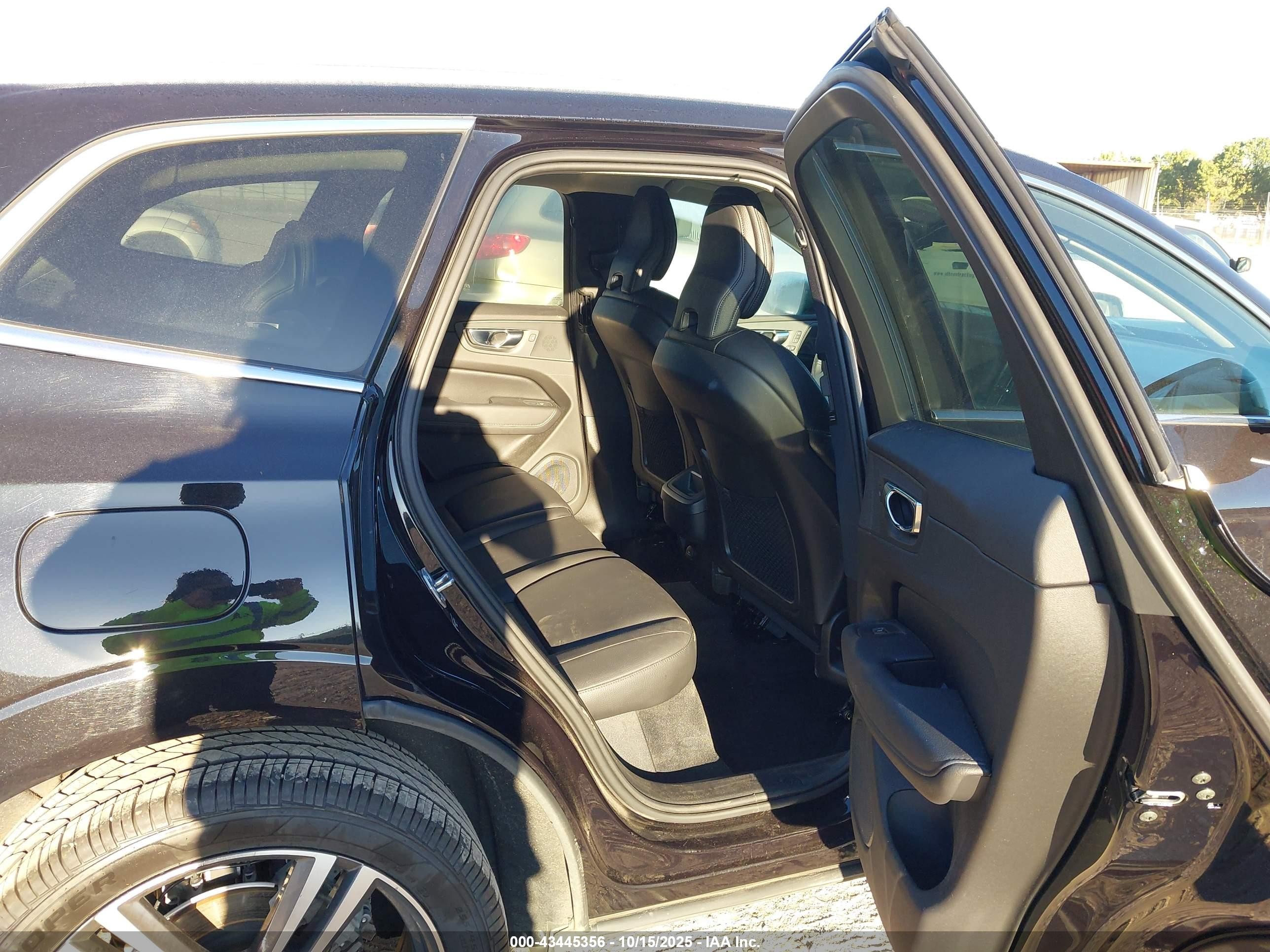 2021 Volvo Xc60 T5 Momentum Black vin: YV4102RKXM1715465