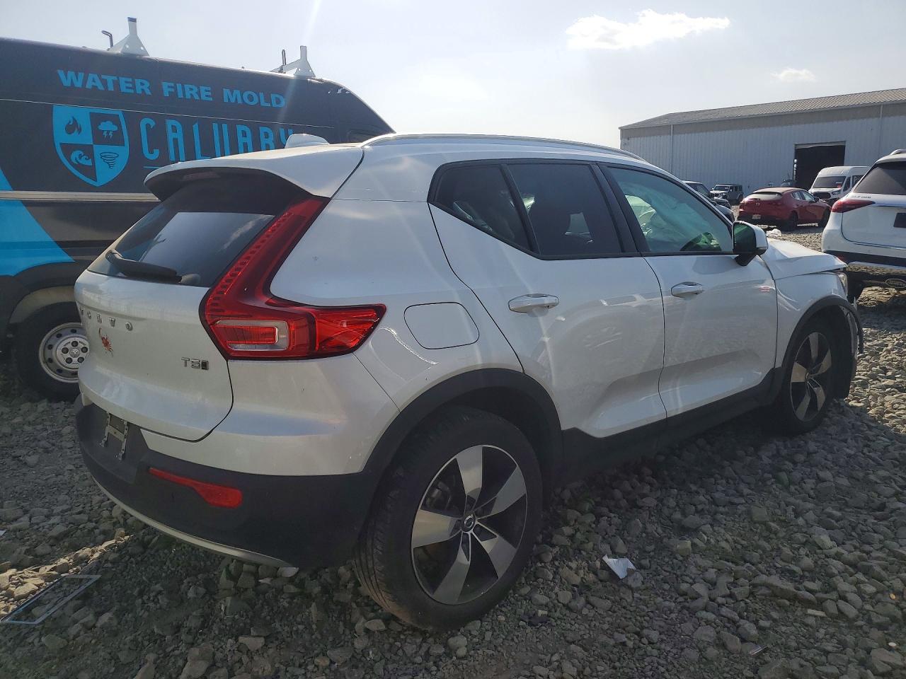 2021 Volvo Xc40 T5 Momentum White vin: YV4162UK2M2465235