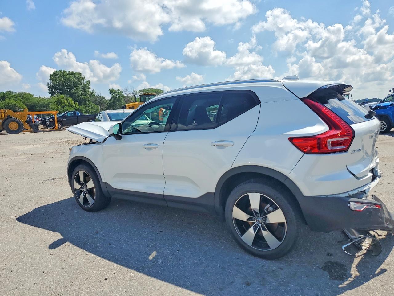 2021 Volvo Xc40 T5 Momentum White vin: YV4162UK6M2476321