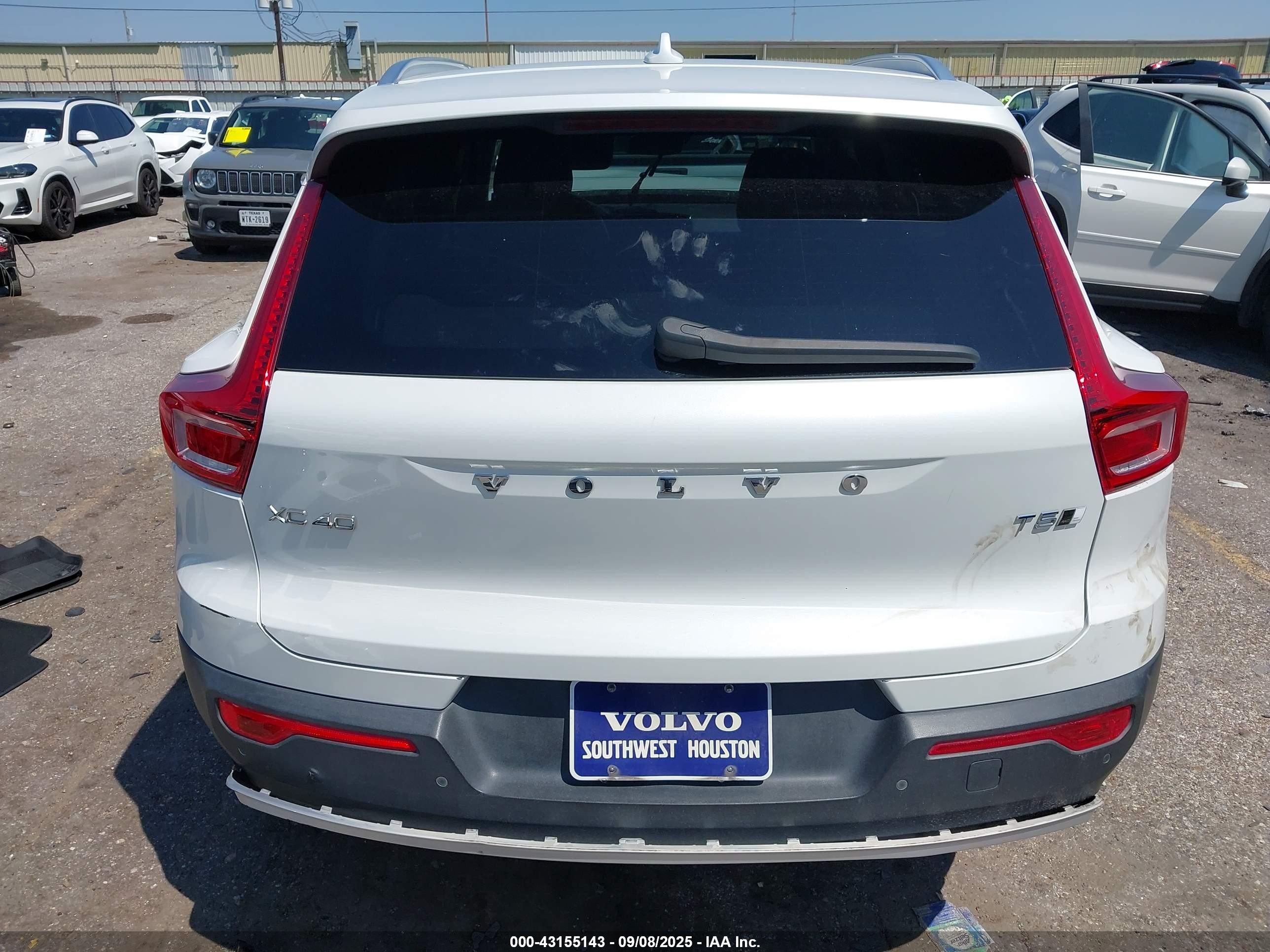 2021 Volvo Xc40 T5 Momentum White vin: YV4162UK7M2464551